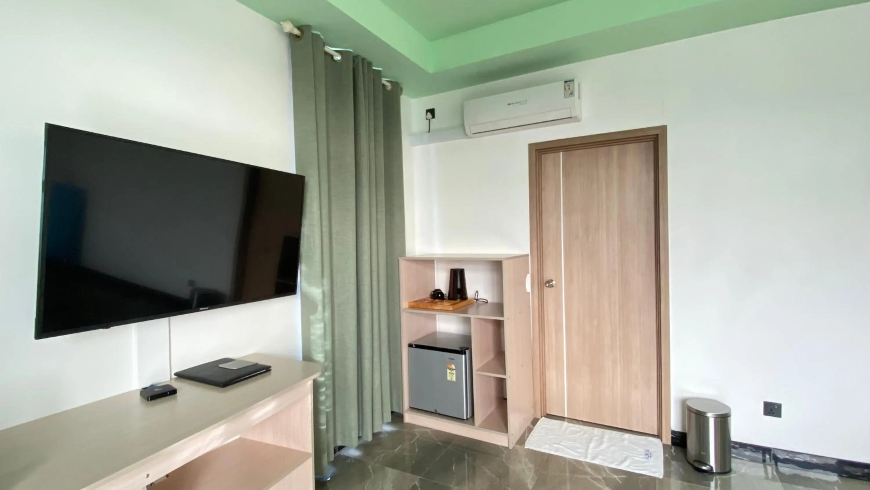 TV and multimedia in Alimas Holiday Retreat Maldives