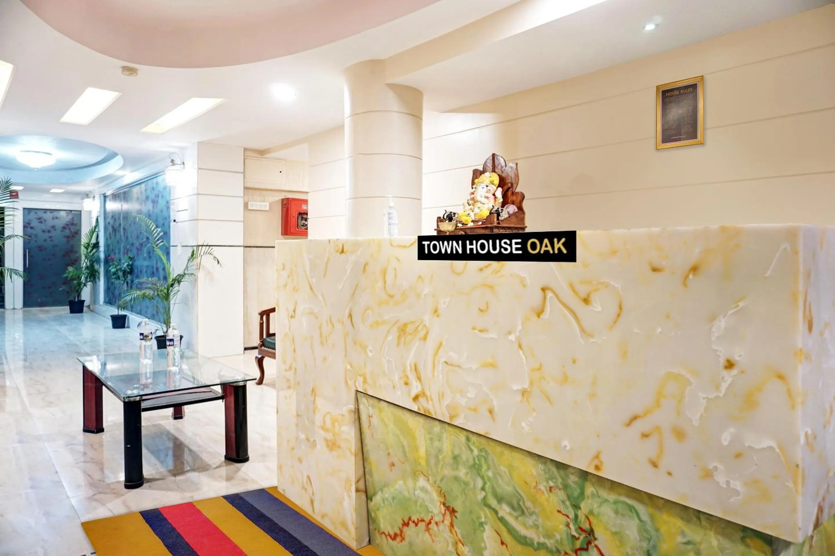 Lobby or reception in Townhouse OAK Gharonda Residency Near Sant Tukaram Nagar Metro Station