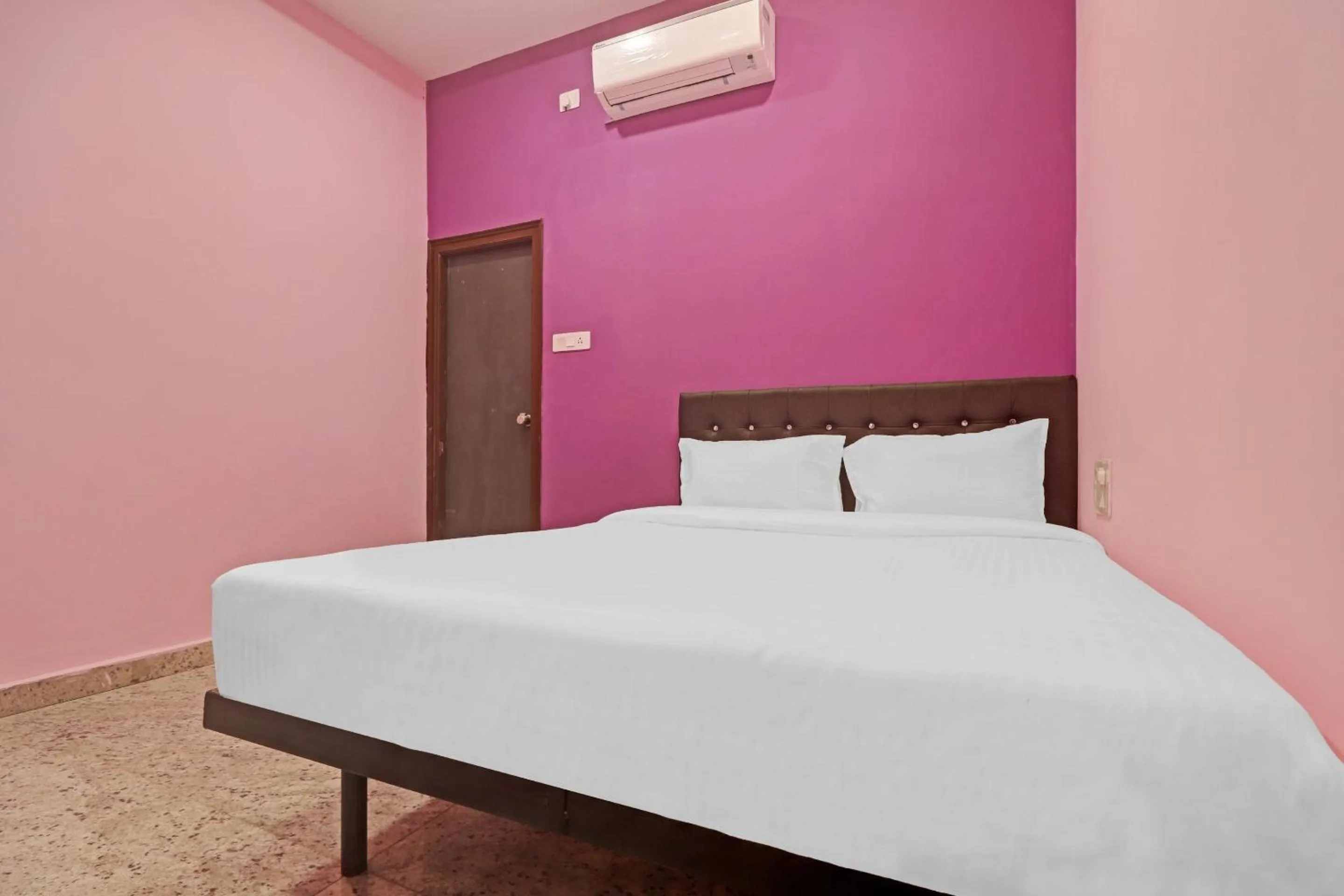 Bedroom, Bed in Capital O Sai Balaji Near Golconda Fort