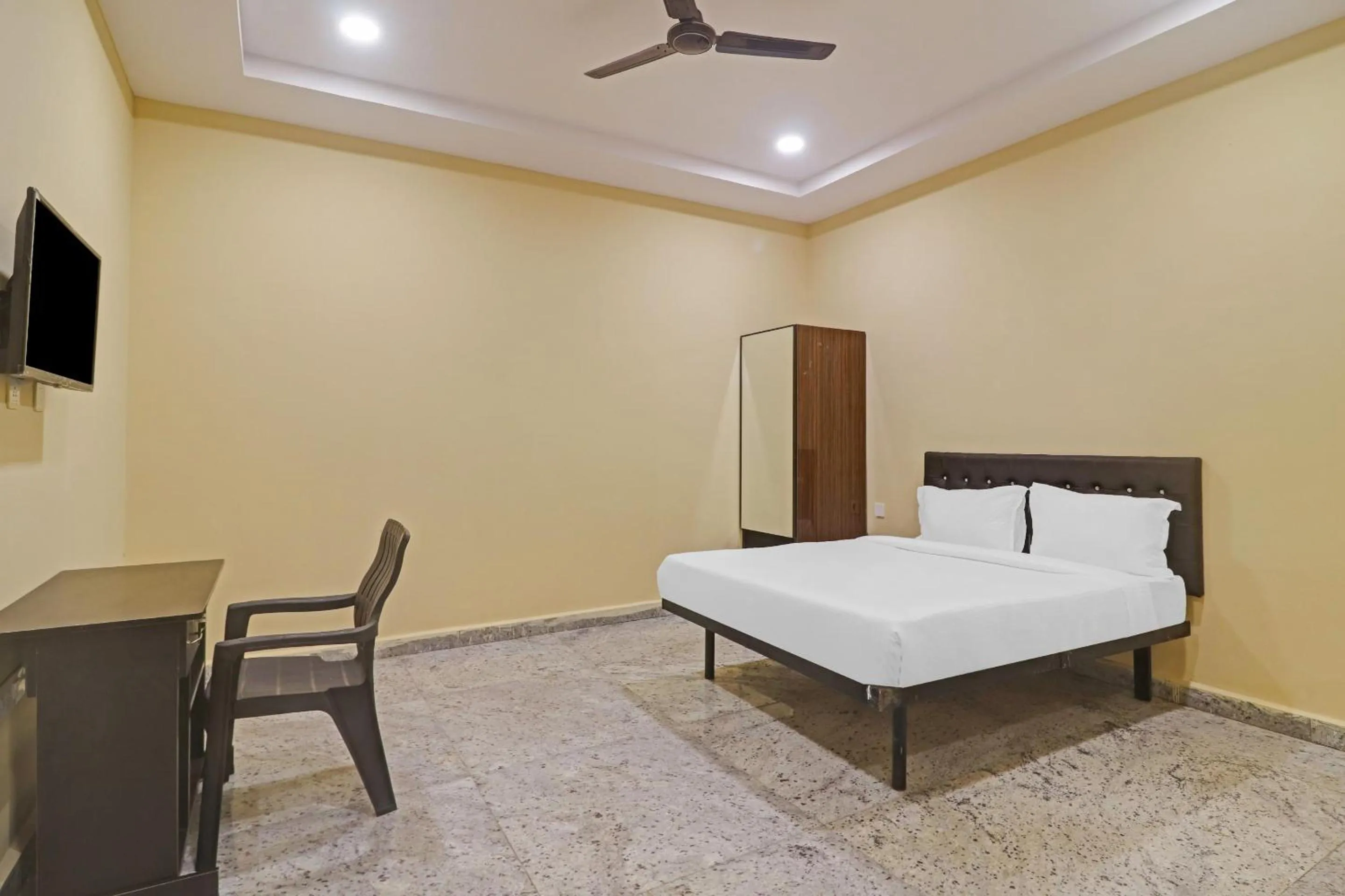 Bedroom, Bed in Capital O Sai Balaji Near Golconda Fort