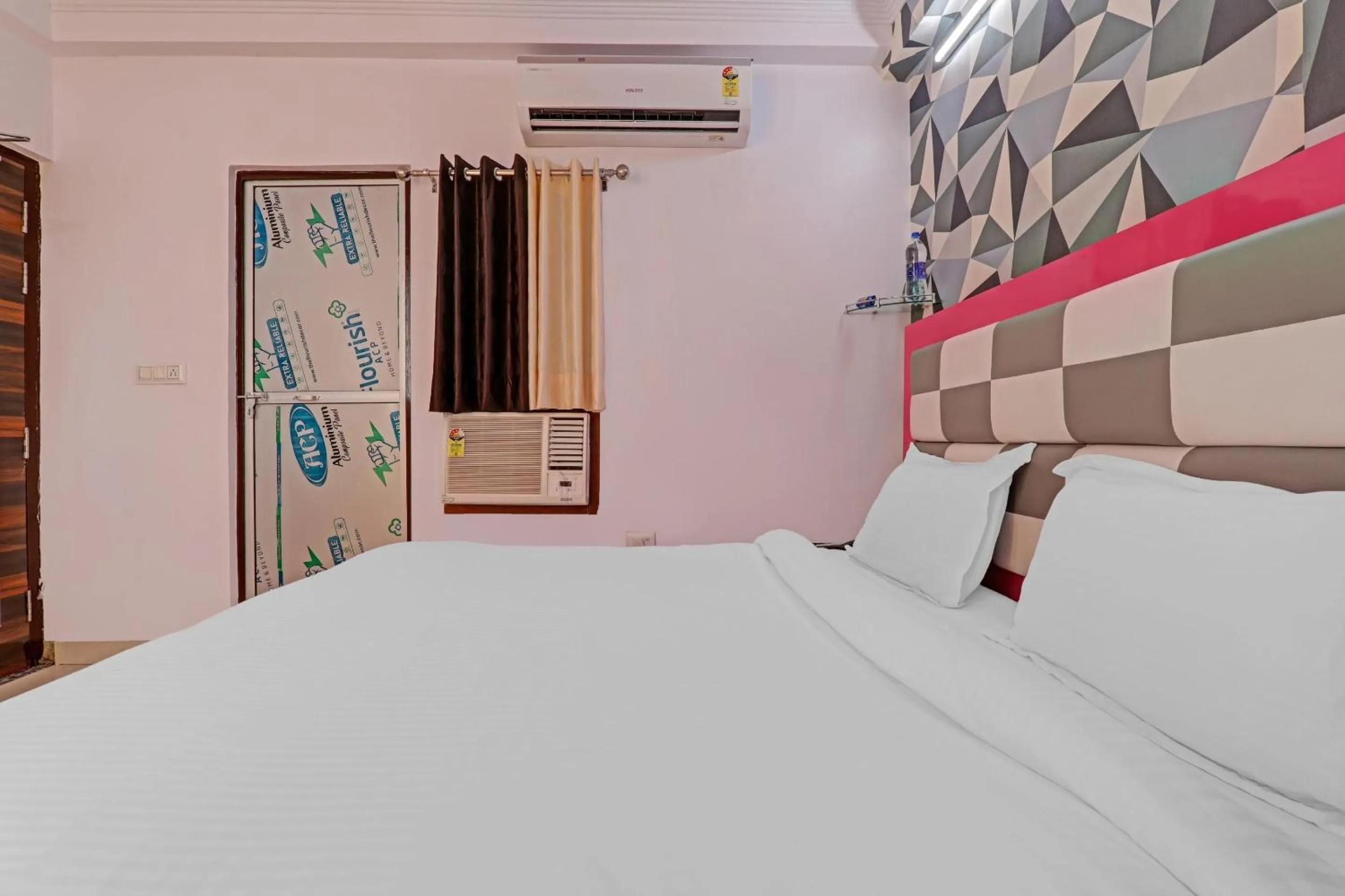 Facade/entrance in OYO Flagship 86660 Hotel RK Grand