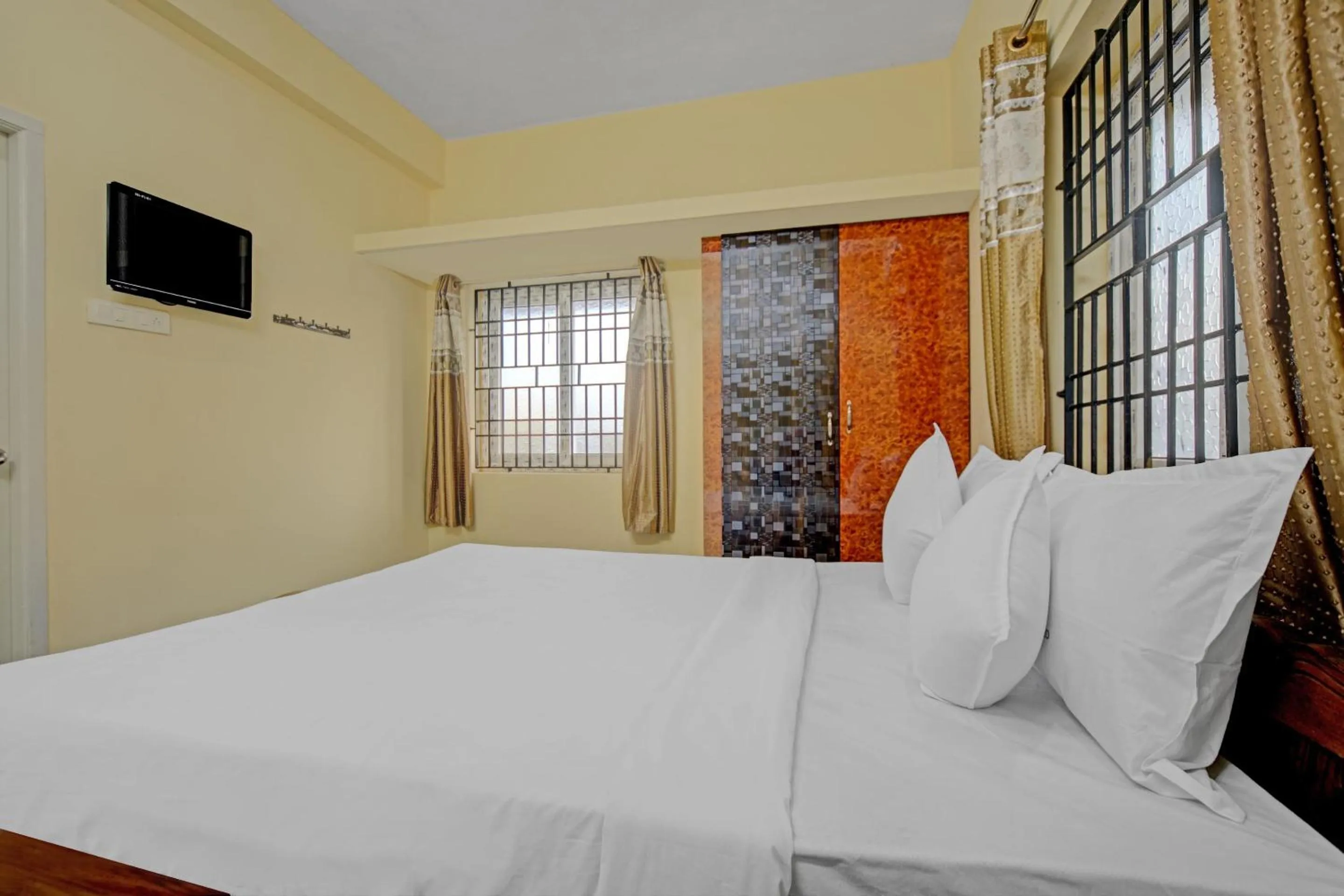 Bedroom, Bed in Hotel O Vsv Guest House