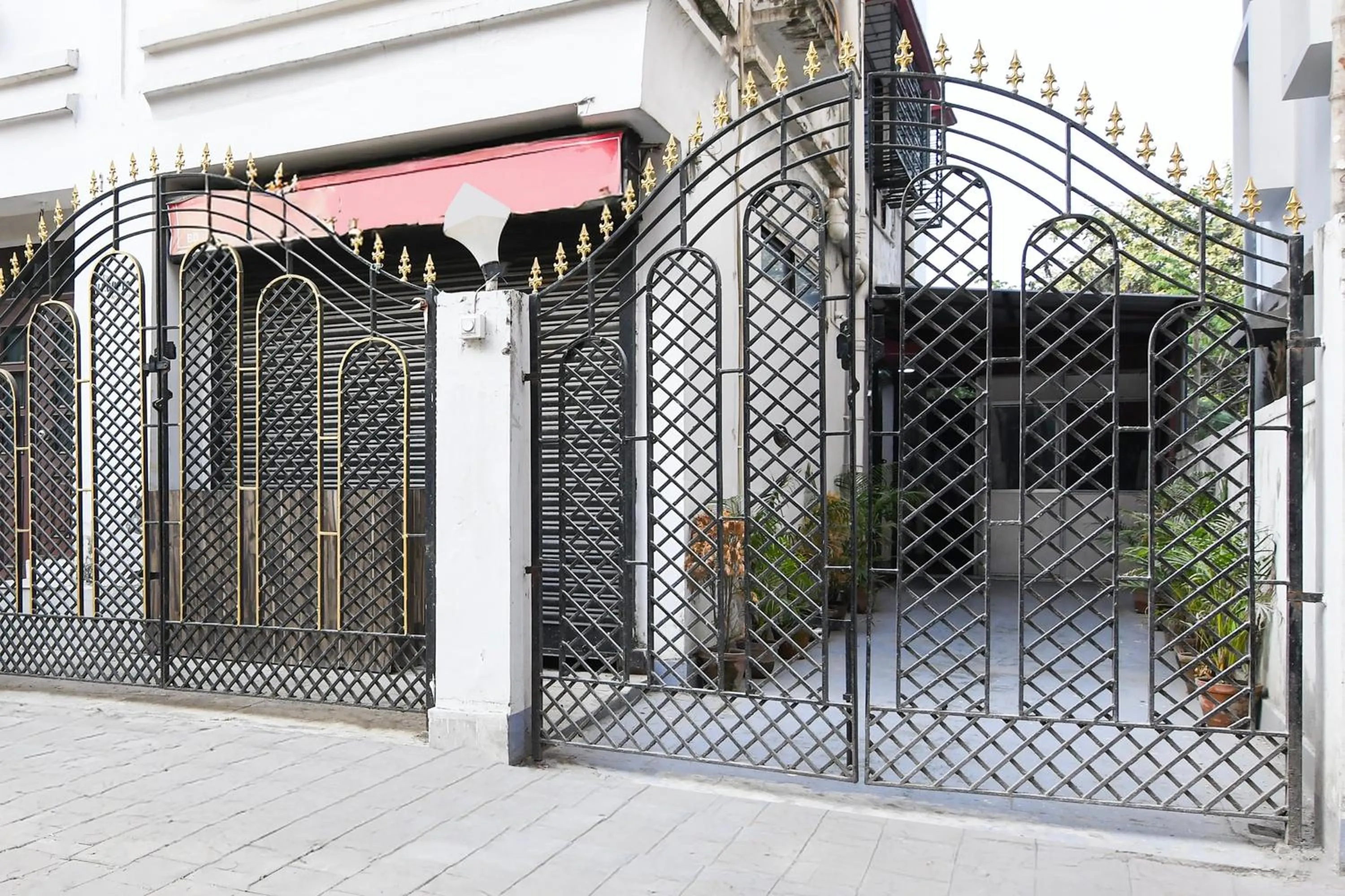 Facade/entrance in Super Hotel O Biswa Bangla Sarani