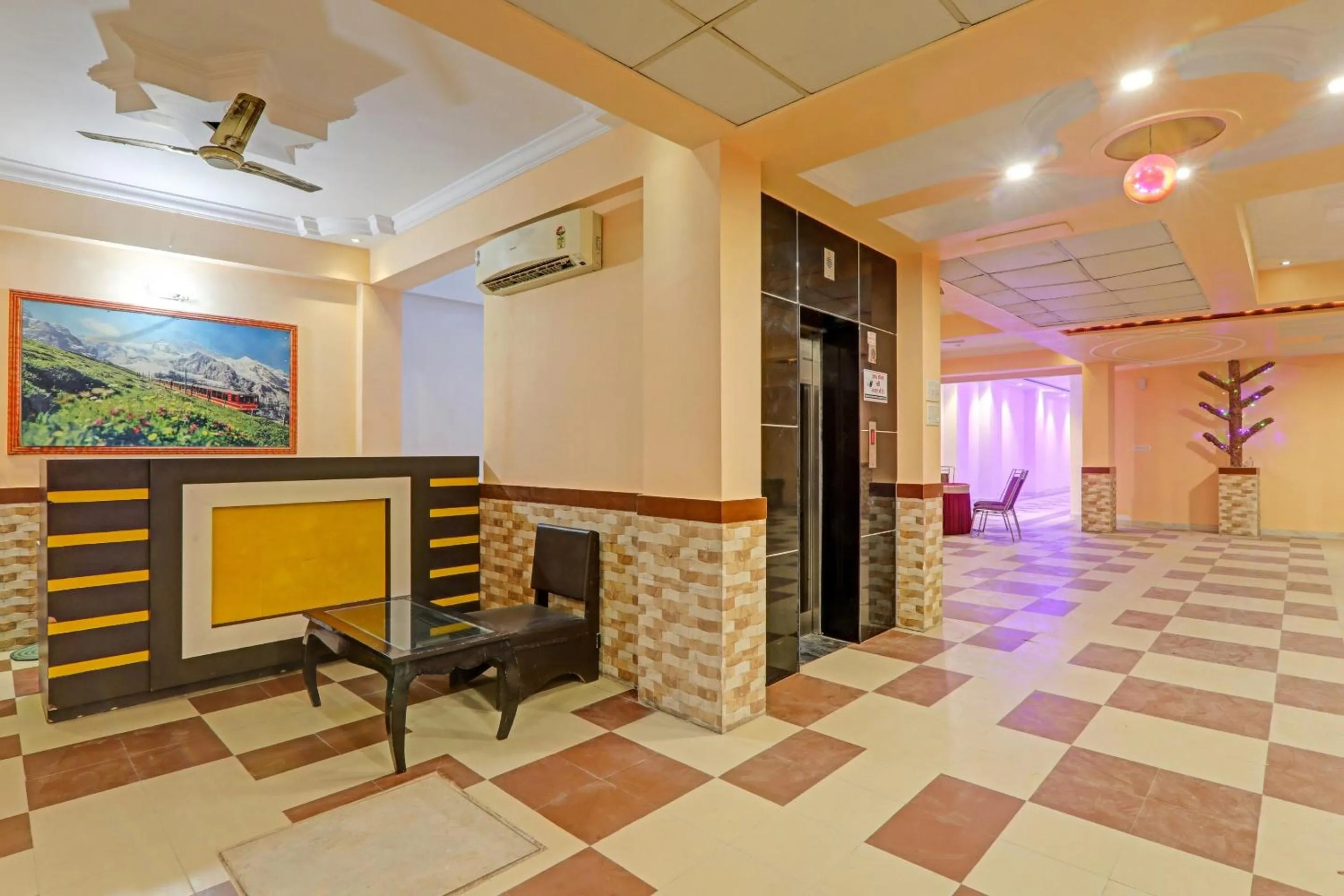 Lobby or reception in Capital O Townhouse Govinda Royal