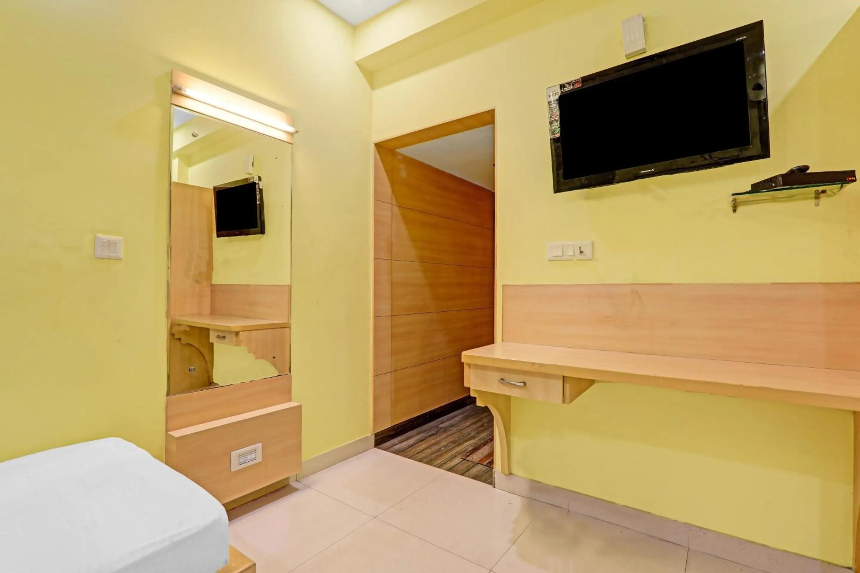 Bedroom, Bed in Capital O Townhouse Govinda Royal