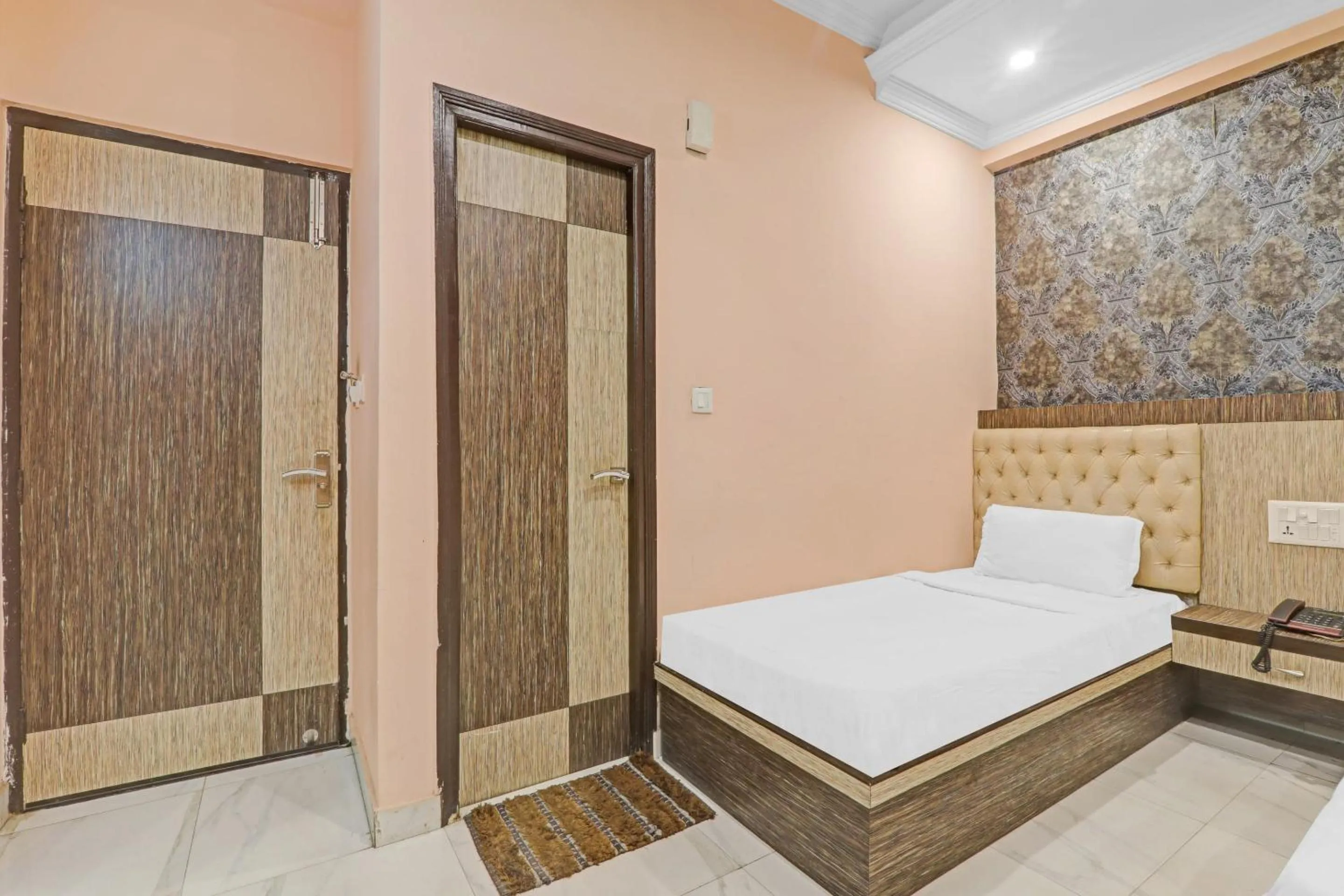 Bedroom, Bed in Capital O Townhouse Govinda Royal