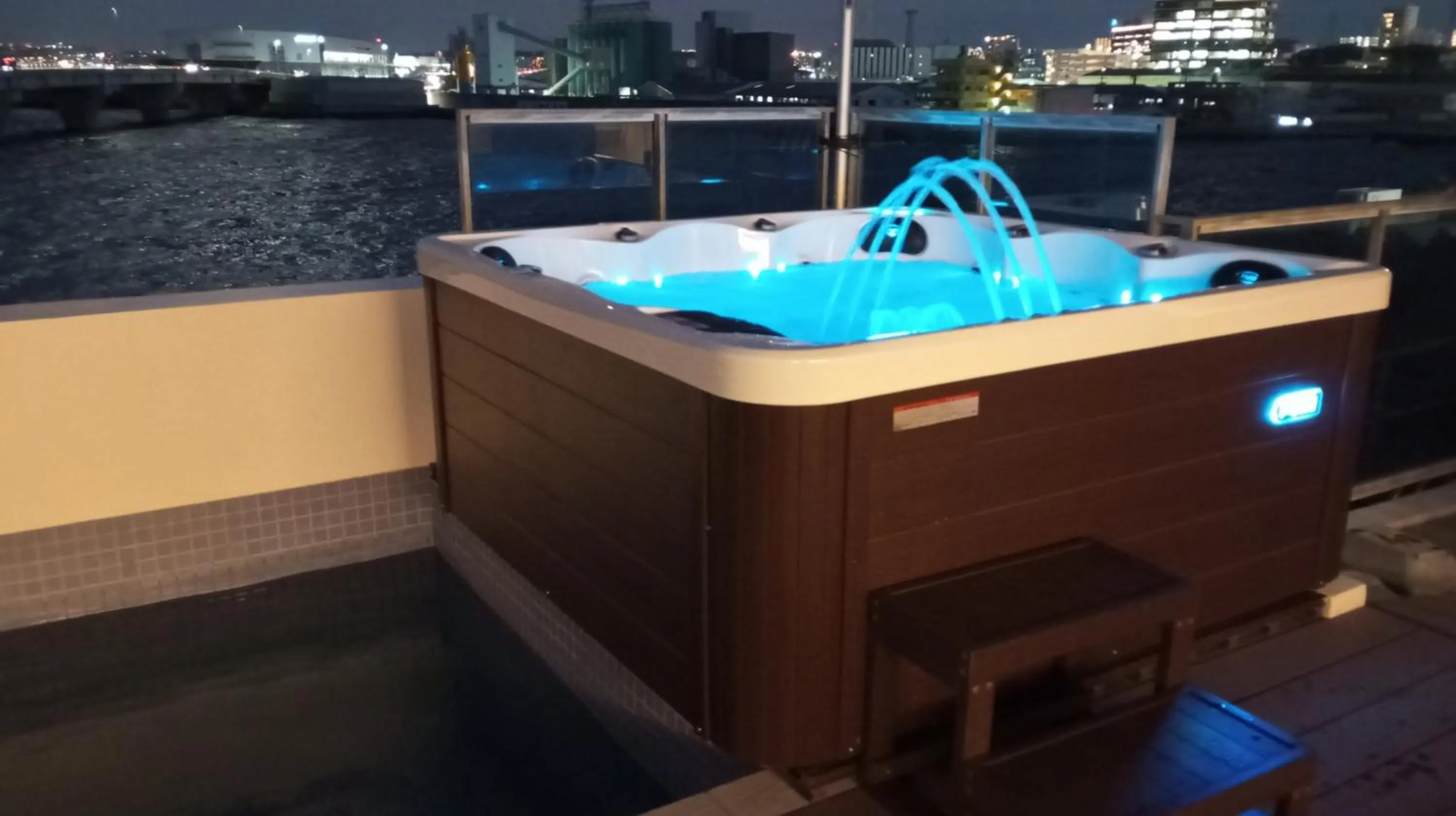 Hot Tub in SALTY HOUSE：海が目の前！