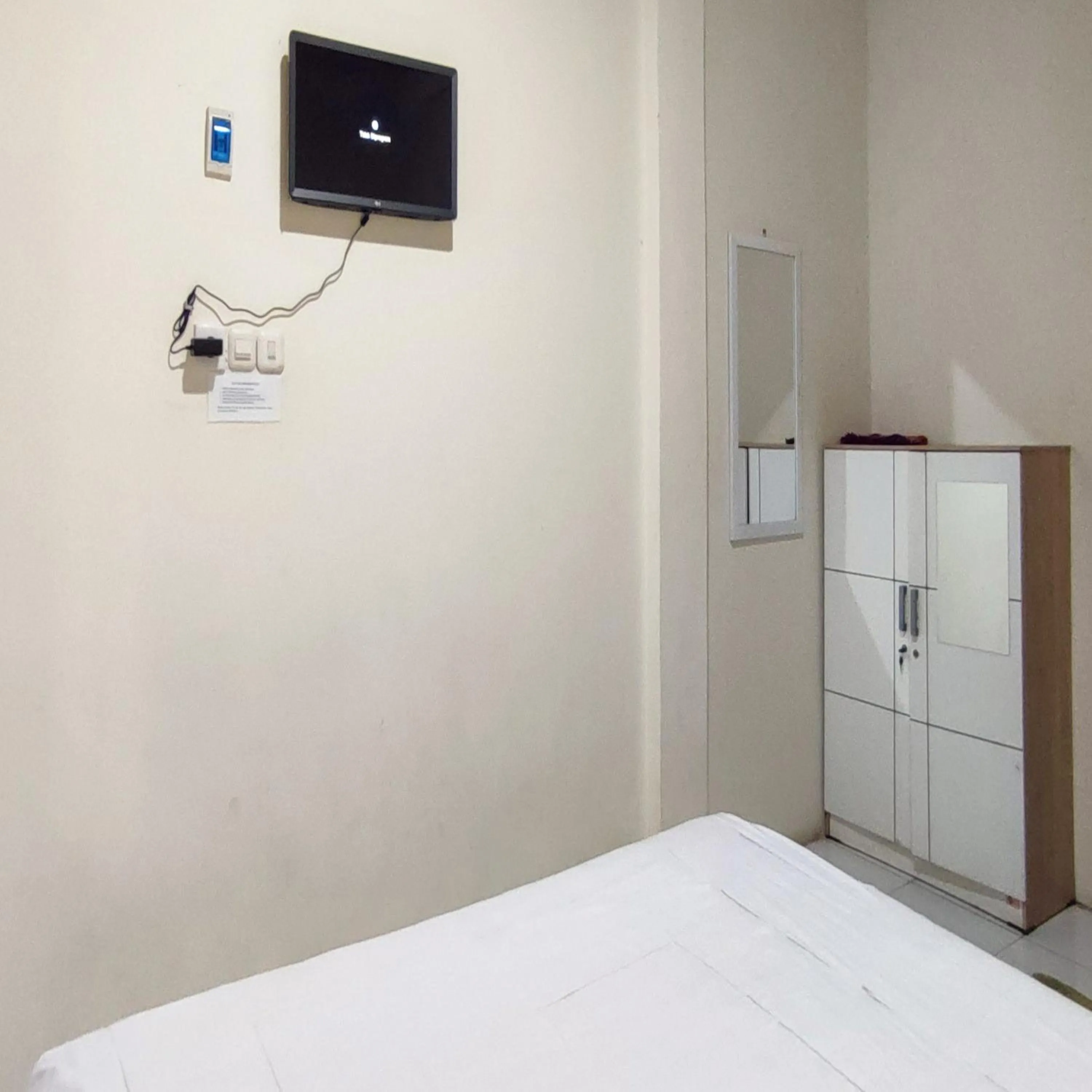 Bedroom, Bed in RedDoorz Syariah at Khalifi Guest House Padang