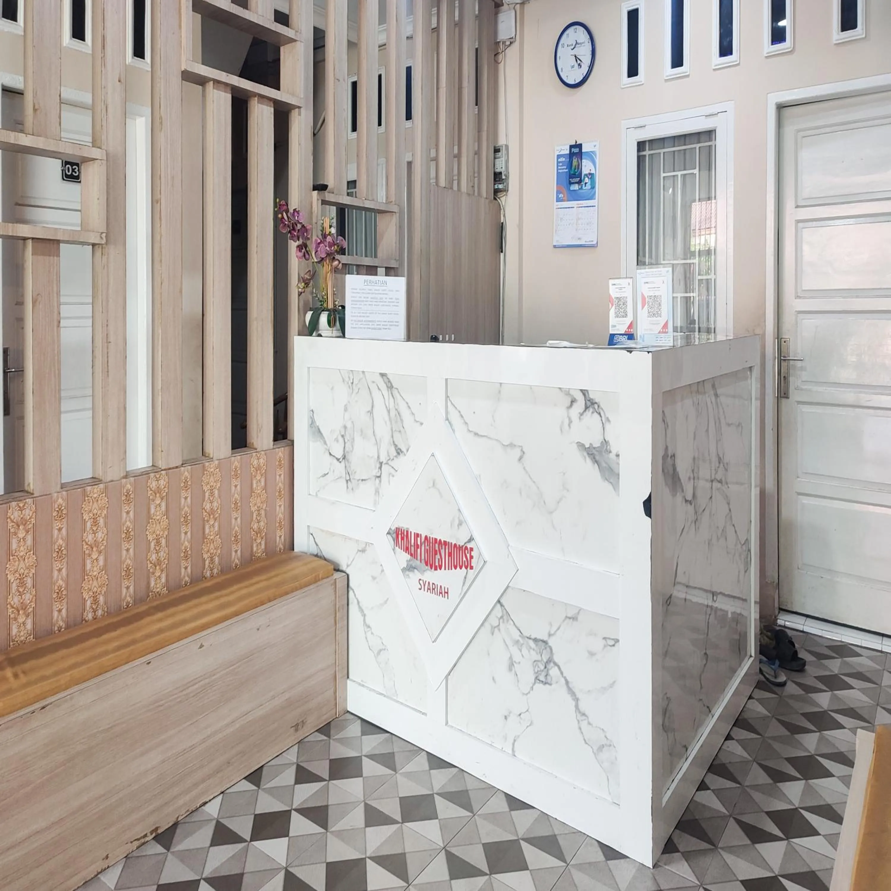 Lobby or reception in RedDoorz Syariah at Khalifi Guest House Padang