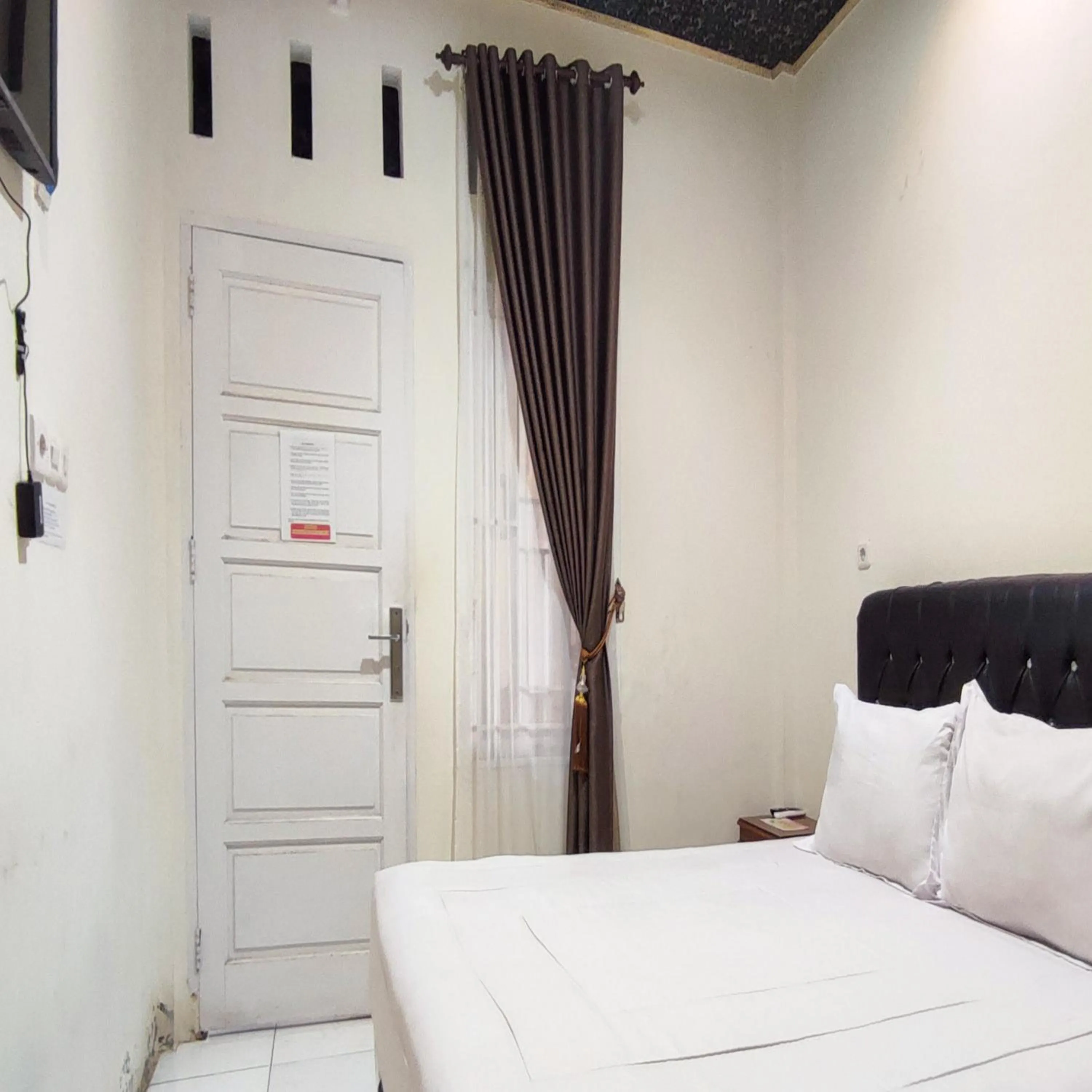 Bedroom, Bed in RedDoorz Syariah at Khalifi Guest House Padang