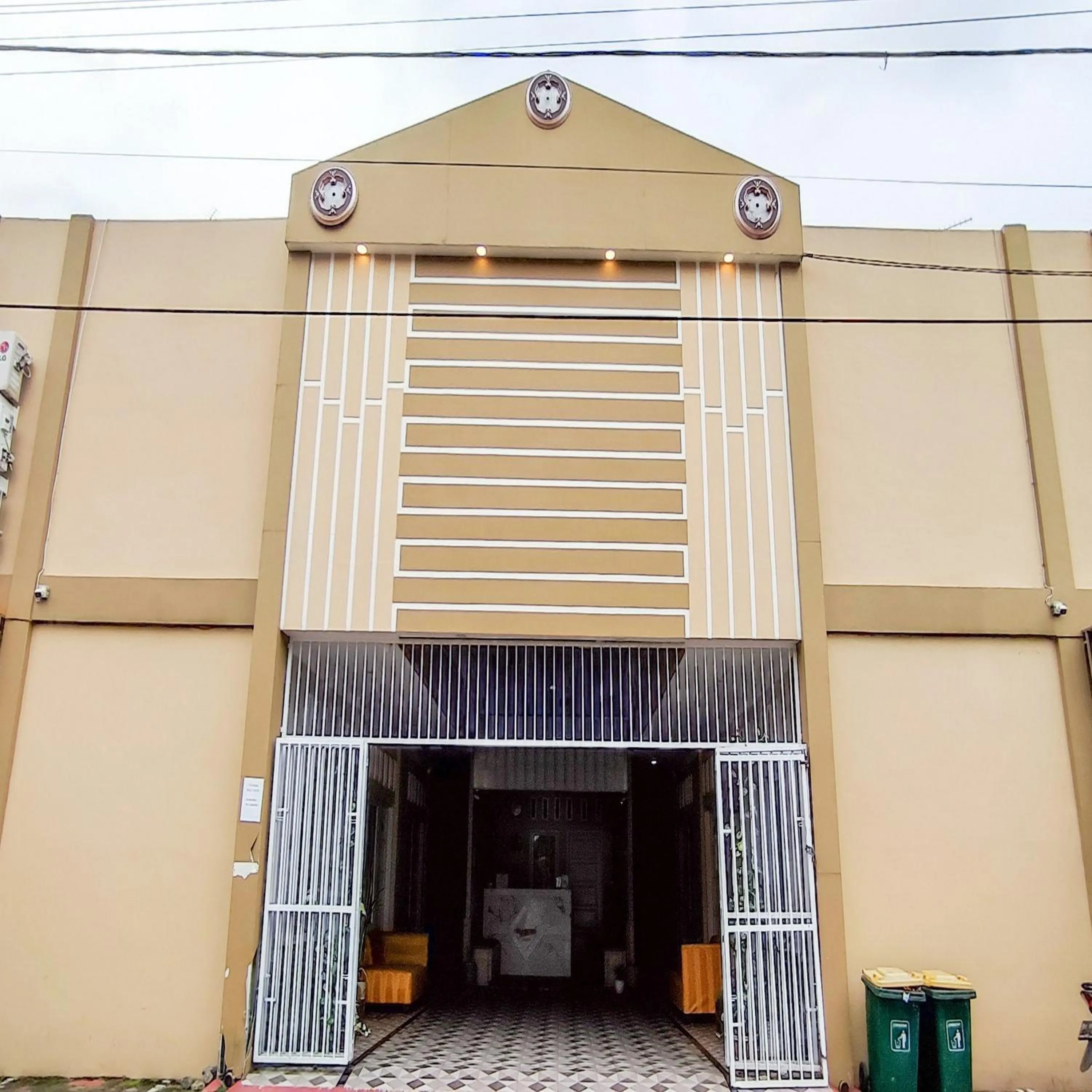 Facade/entrance in RedDoorz Syariah at Khalifi Guest House Padang