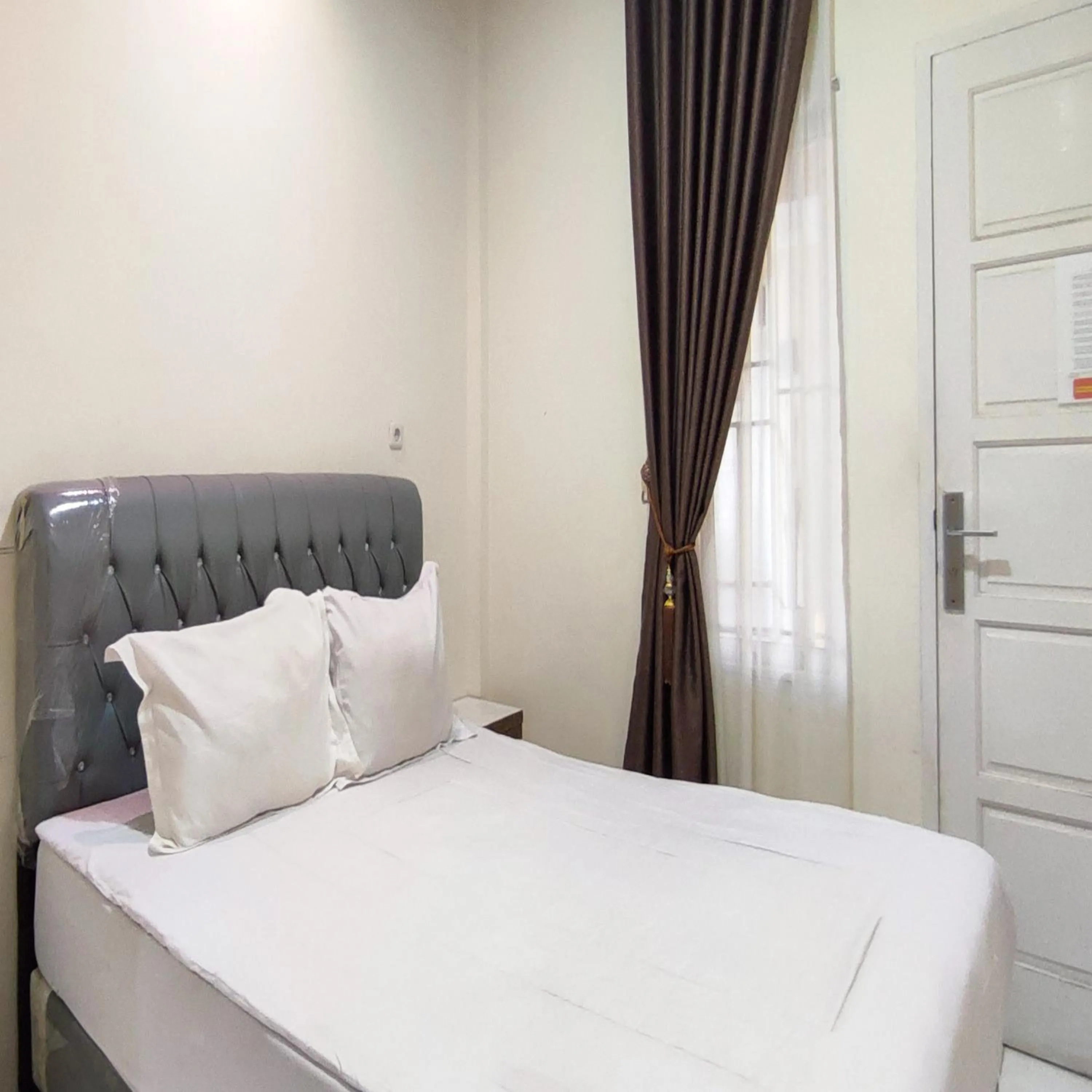 Bedroom, Bed in RedDoorz Syariah at Khalifi Guest House Padang