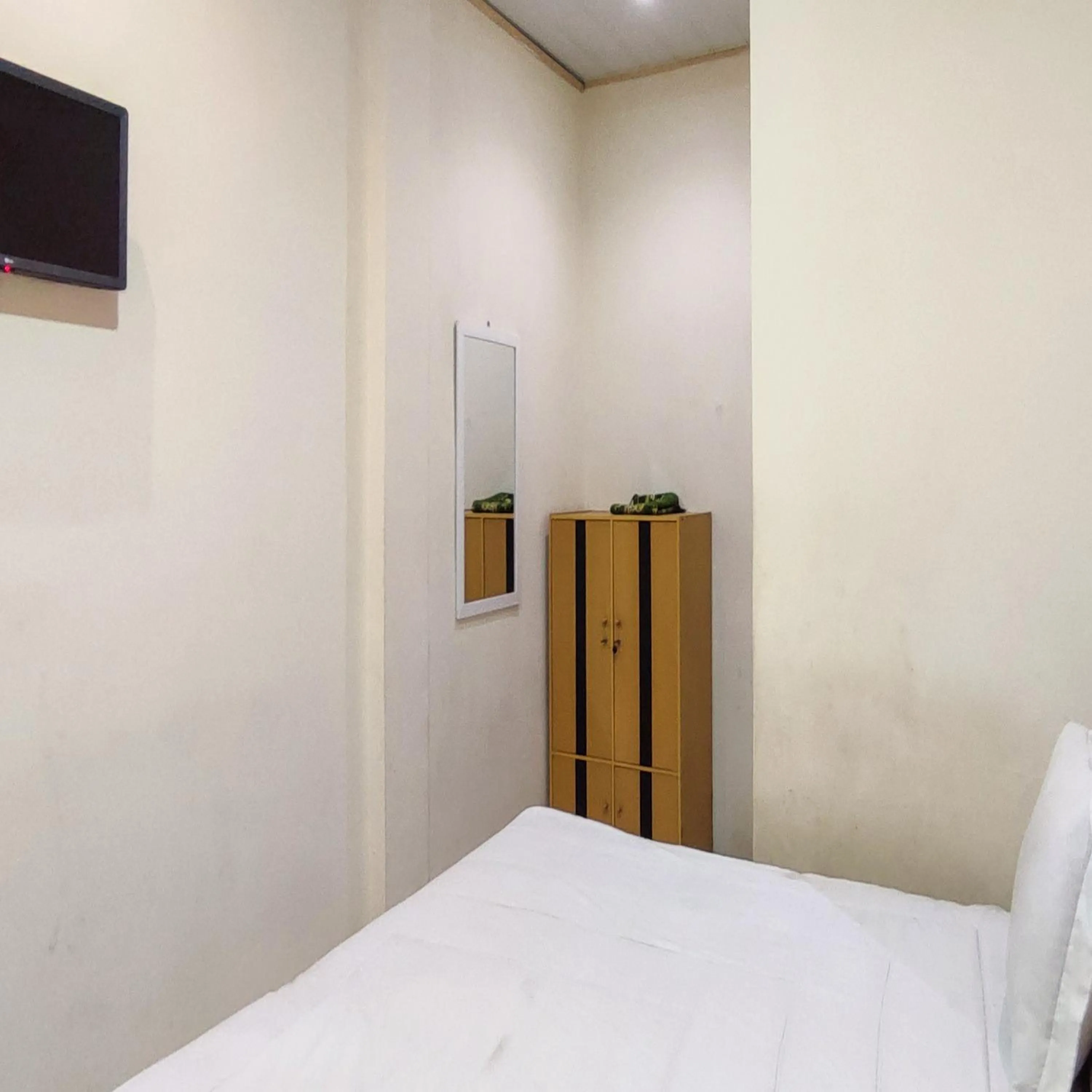 Bedroom, Bed in RedDoorz Syariah at Khalifi Guest House Padang