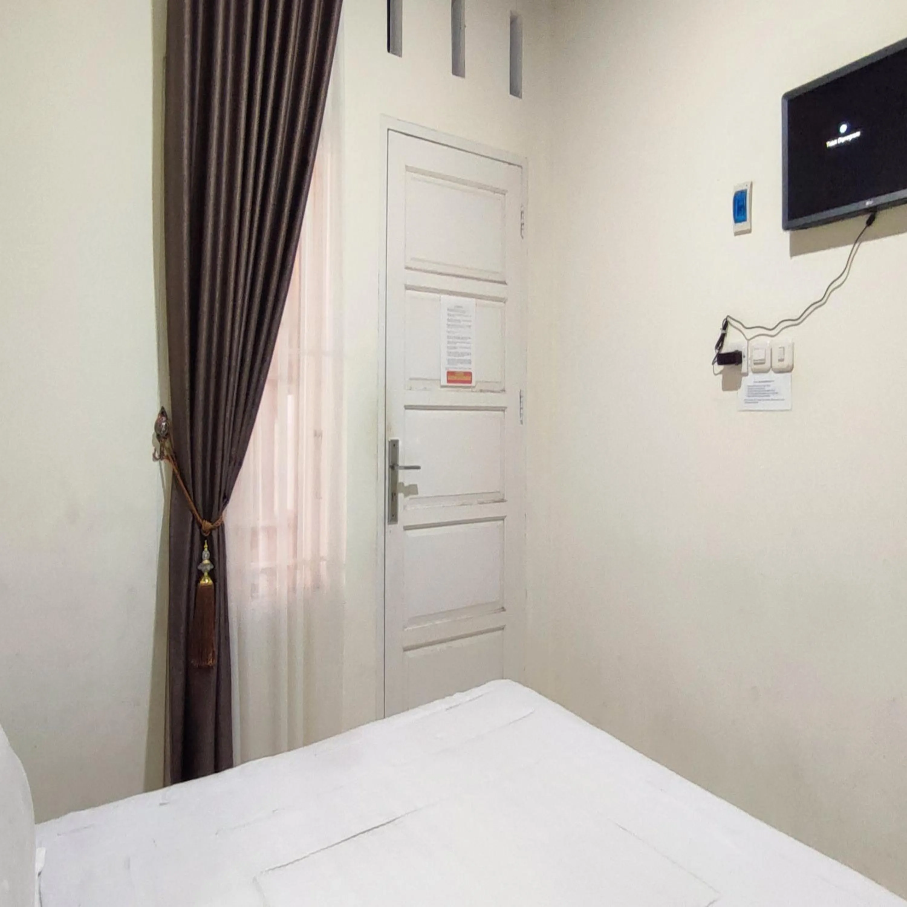 Bedroom, Bed in RedDoorz Syariah at Khalifi Guest House Padang