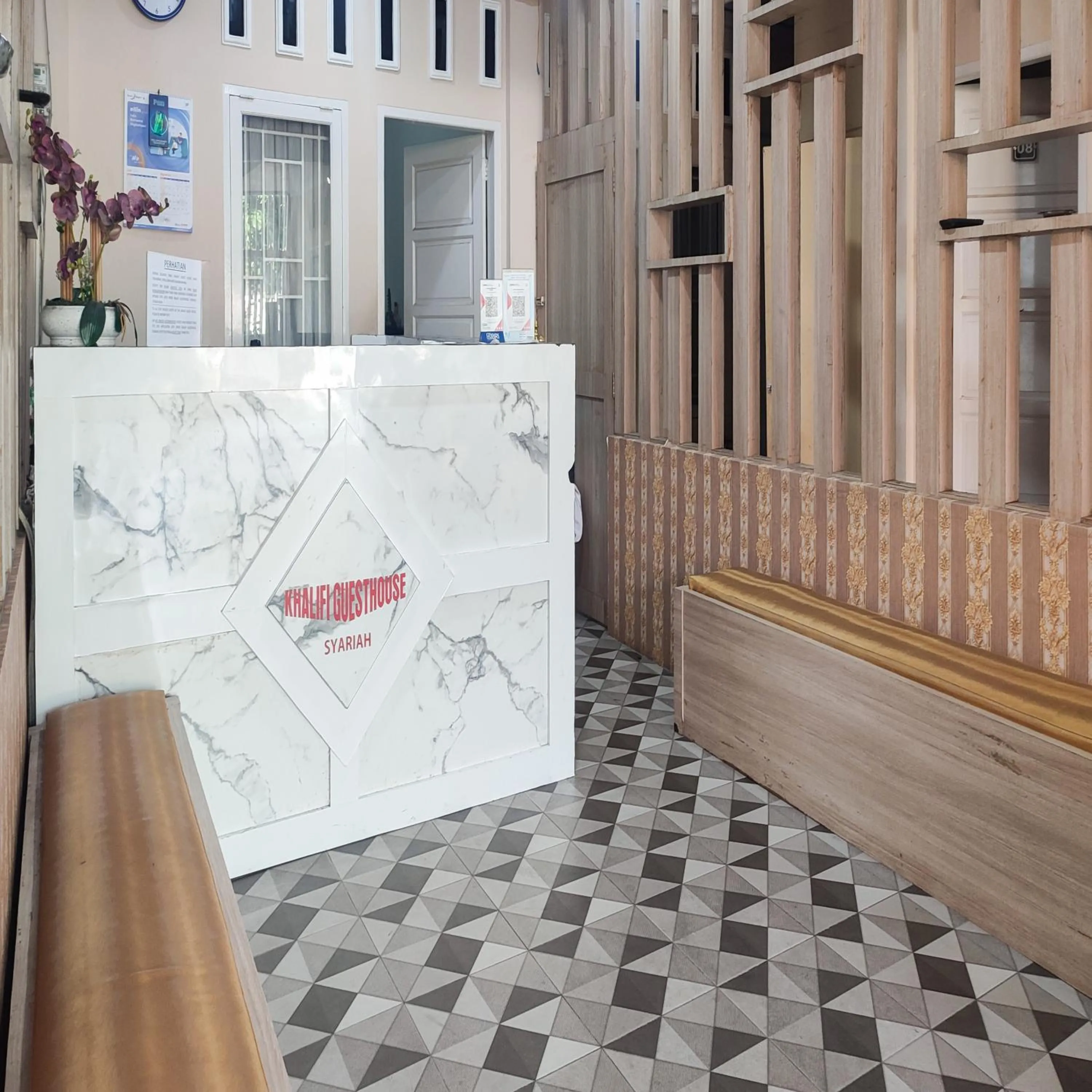 Lobby or reception in RedDoorz Syariah at Khalifi Guest House Padang