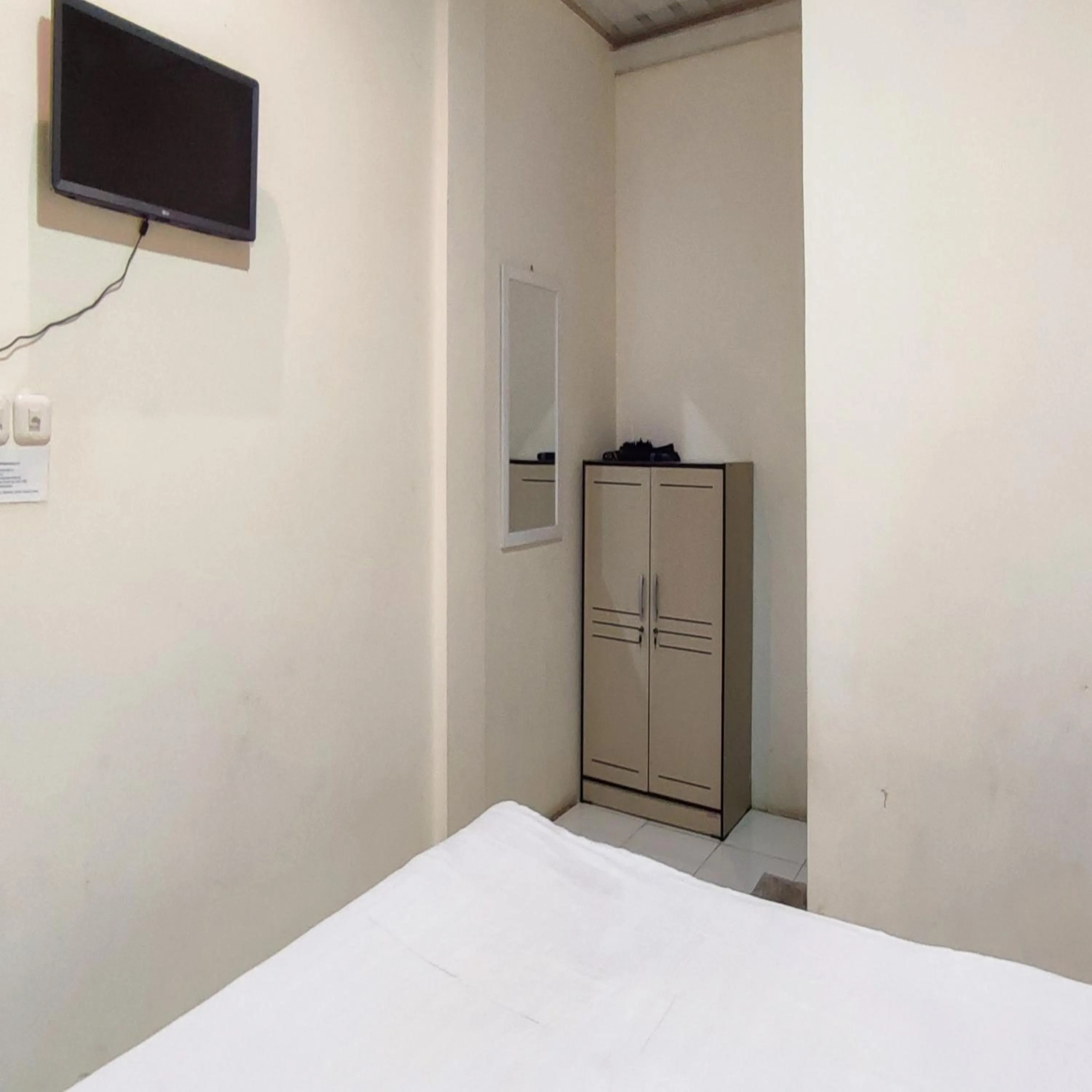 Bedroom, Bed in RedDoorz Syariah at Khalifi Guest House Padang