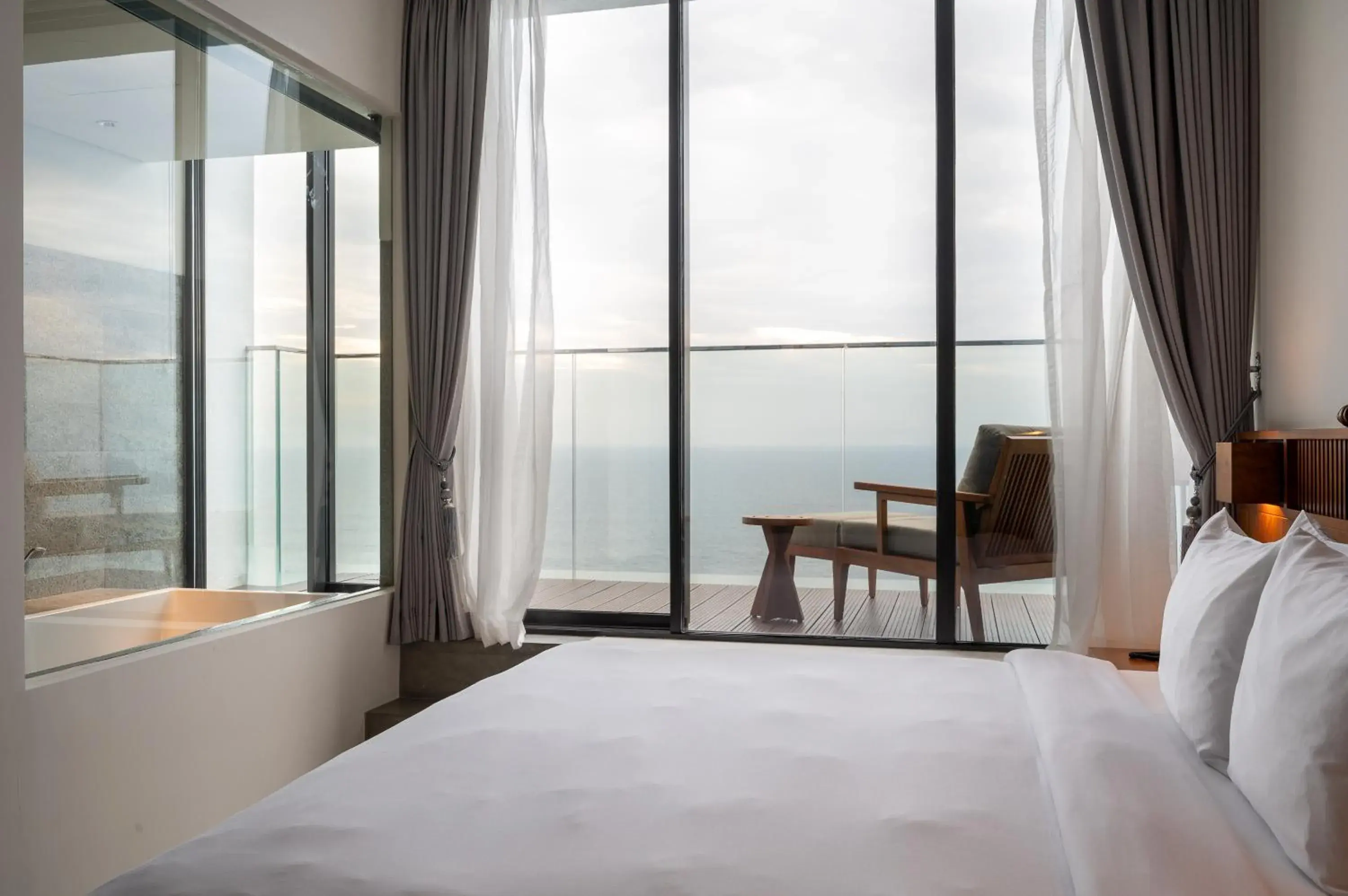 Deluxe Double Room with Sea View and Terrace with 15% off Laundry in Granbell Hotel Colombo Deluxe Double Room with Sea View and Terrace with 15% off Laundry in Granbell Hotel Colombo