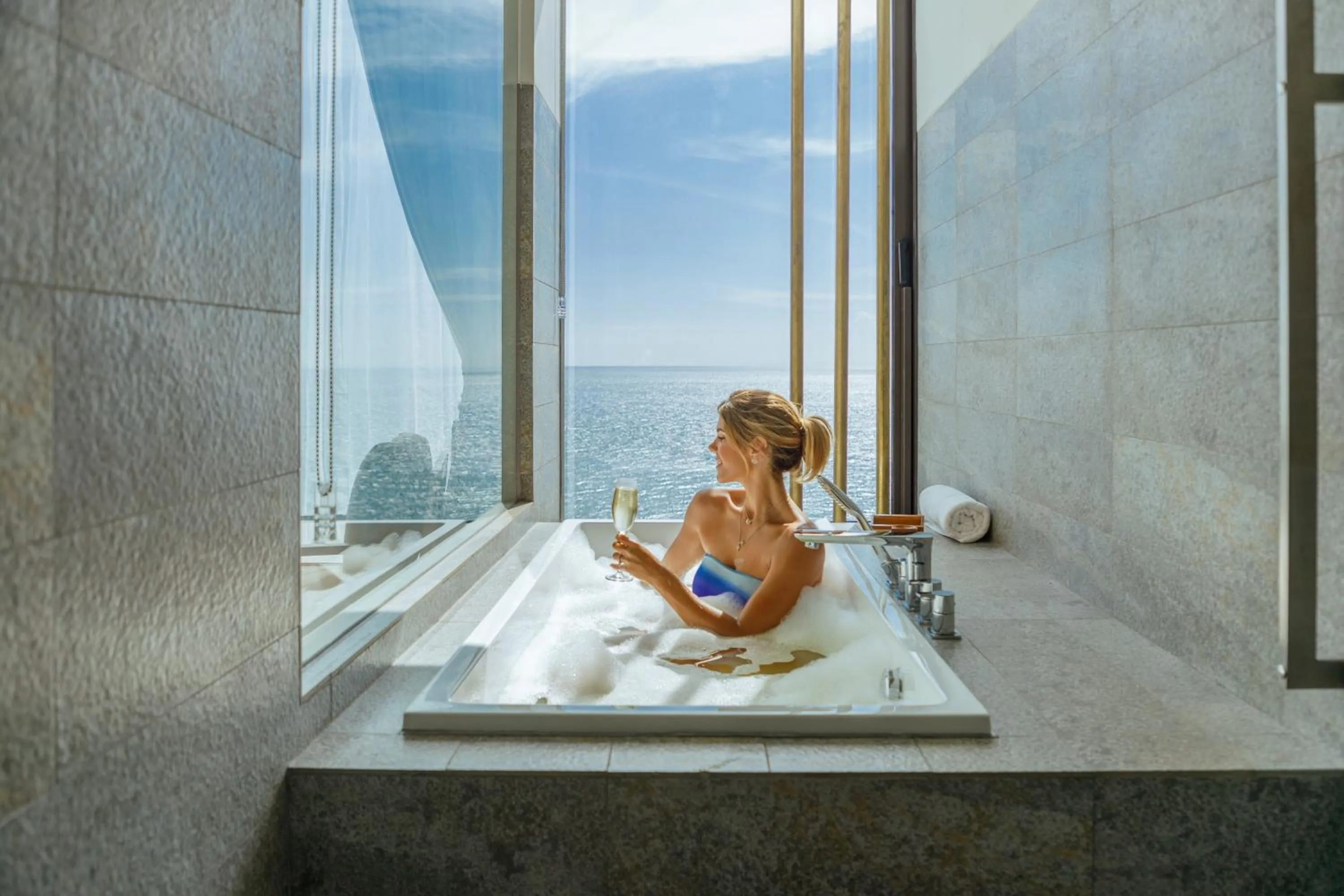 Bathroom in Granbell Hotel Colombo