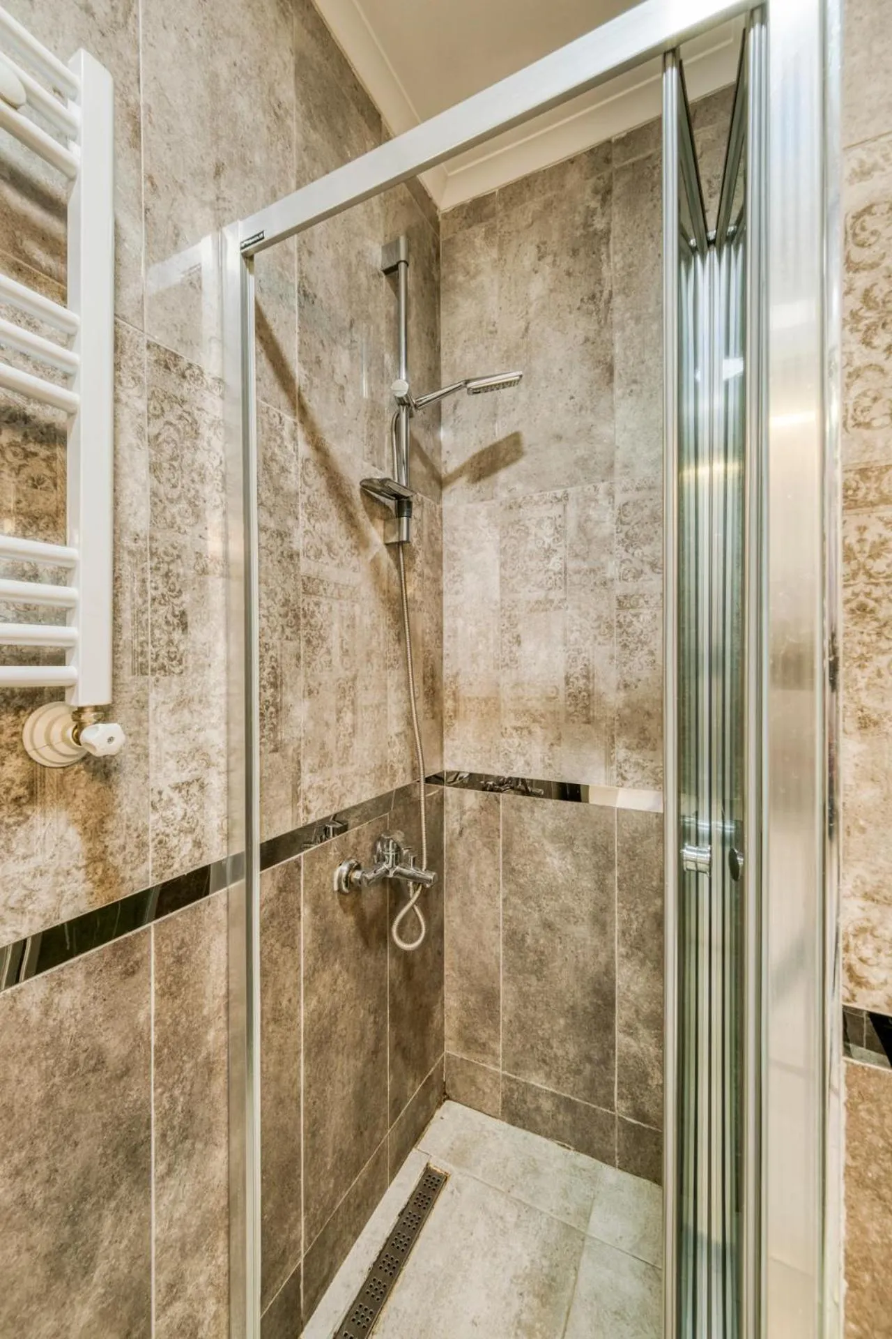 Shower in Zin D Sefin Aparts