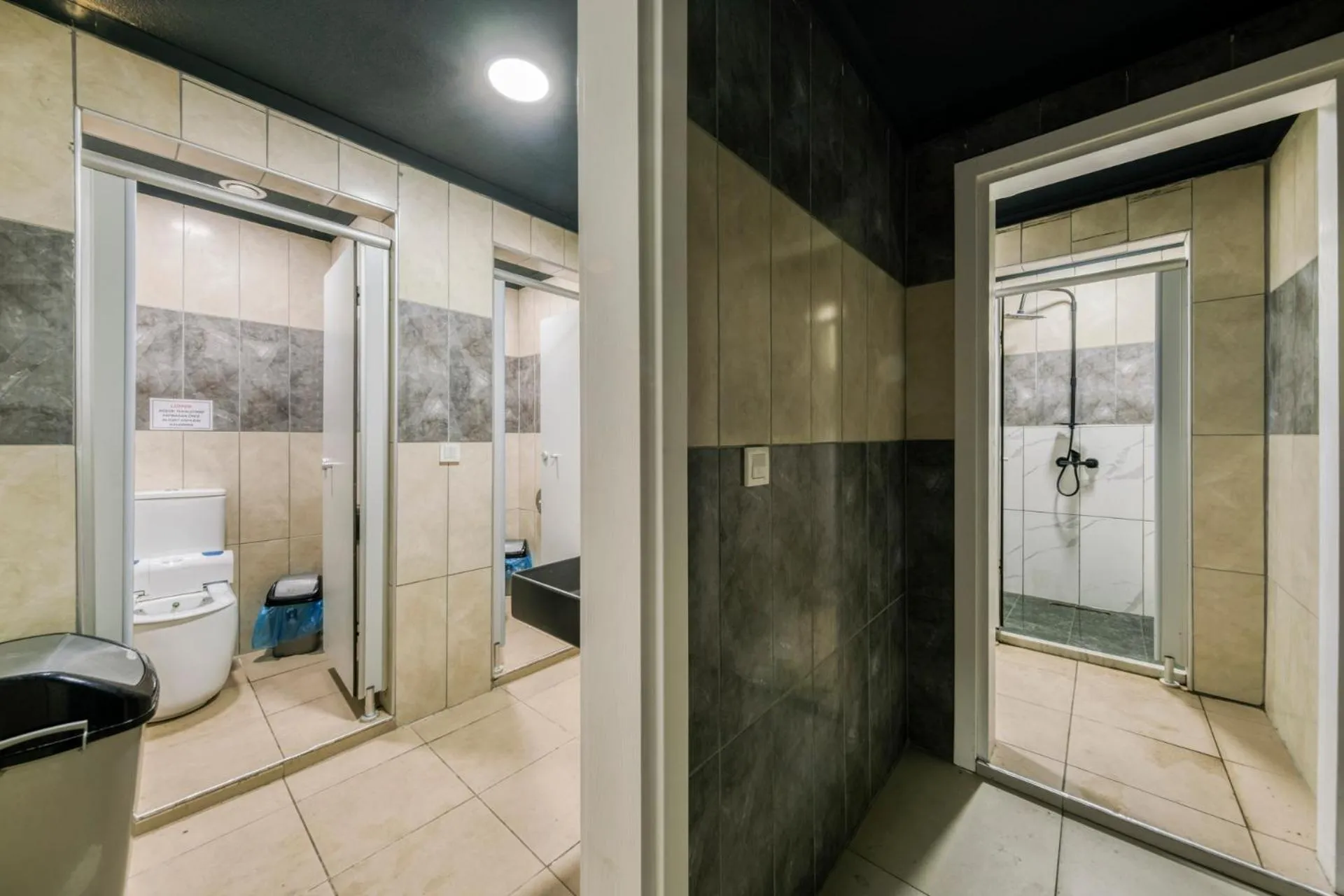 Shower in Zin D Sefin Aparts