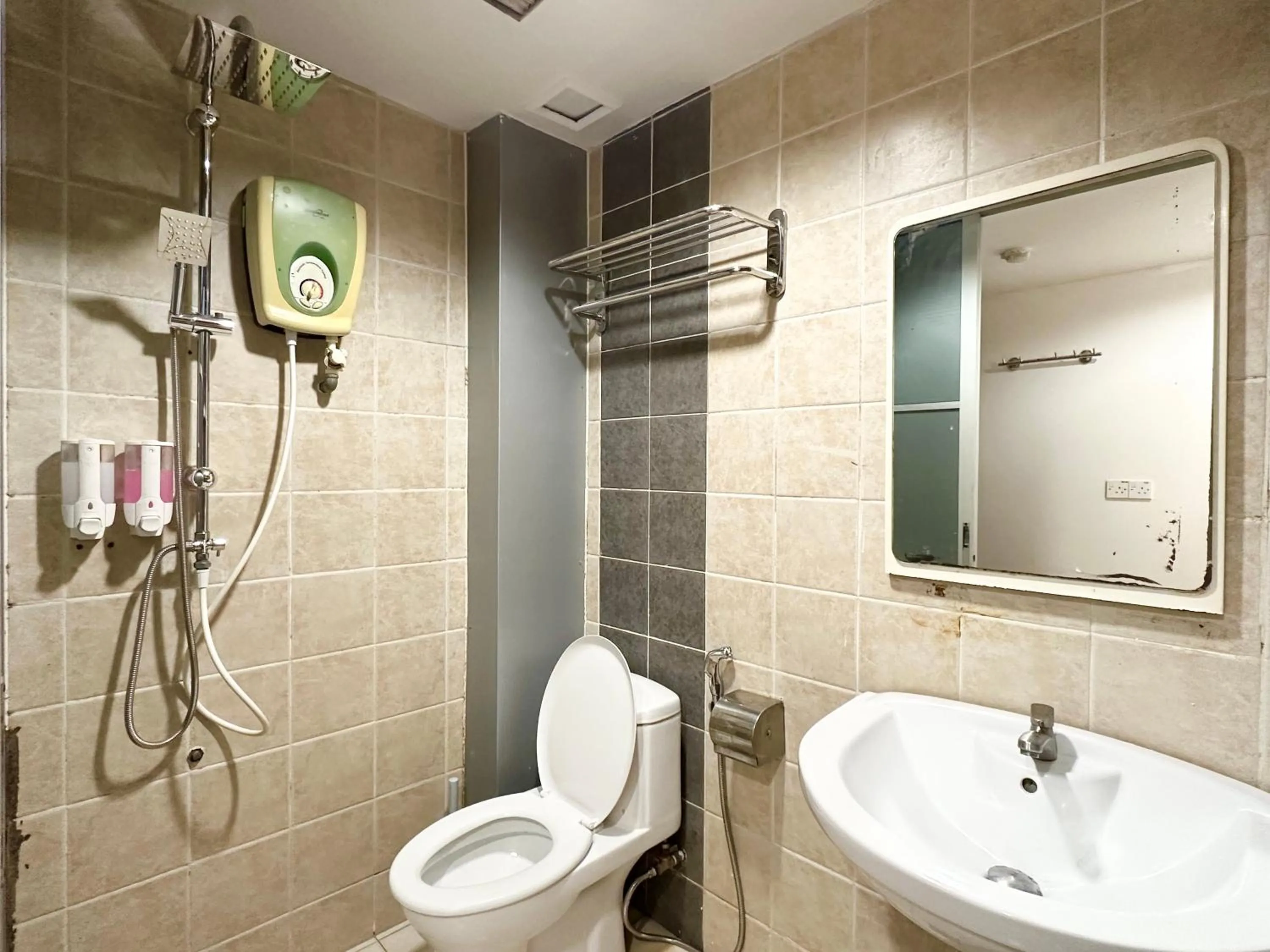 Shower in VALLEY HOTEL