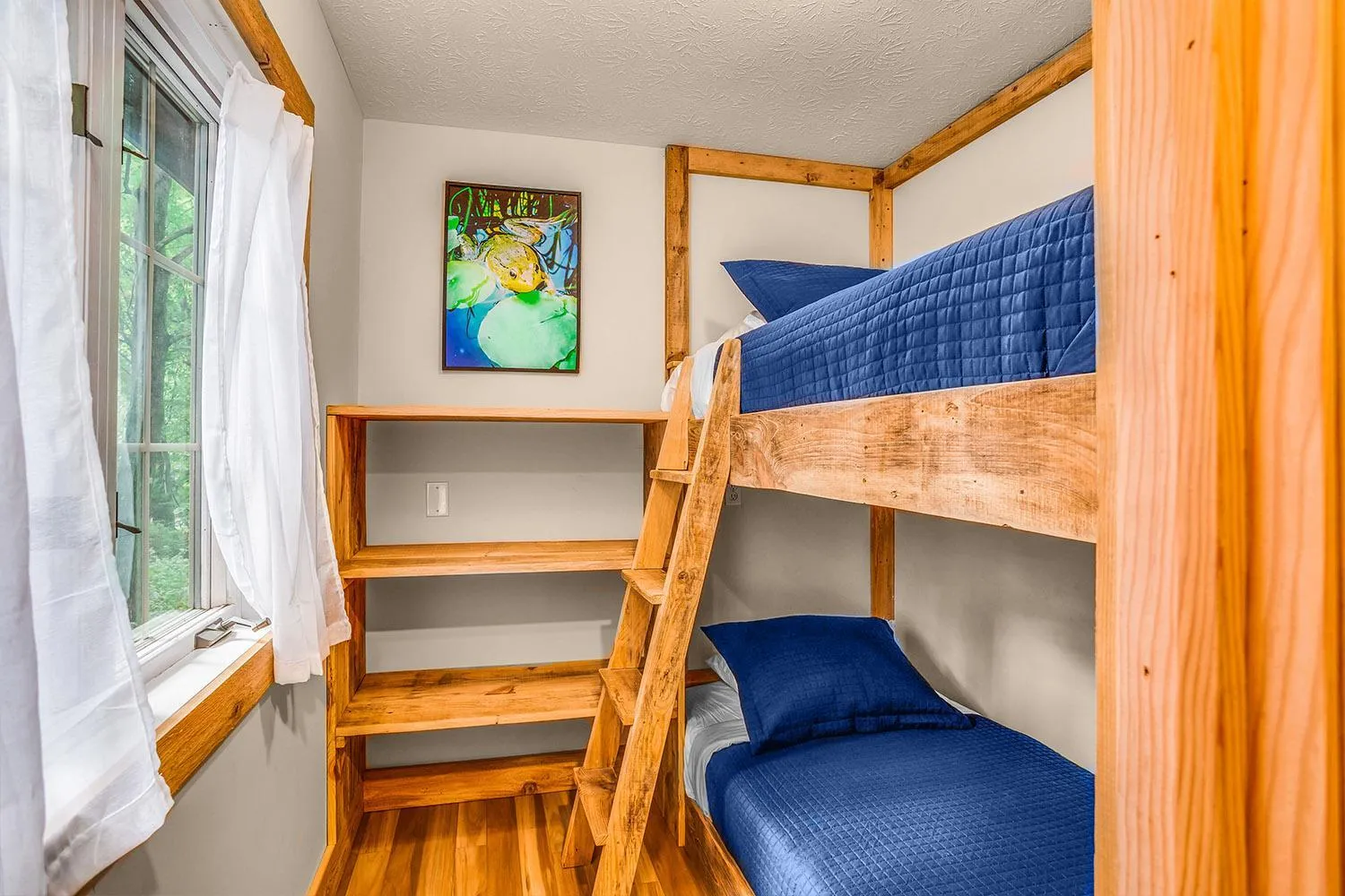 Bed in Love Ridge Mountain Lodging