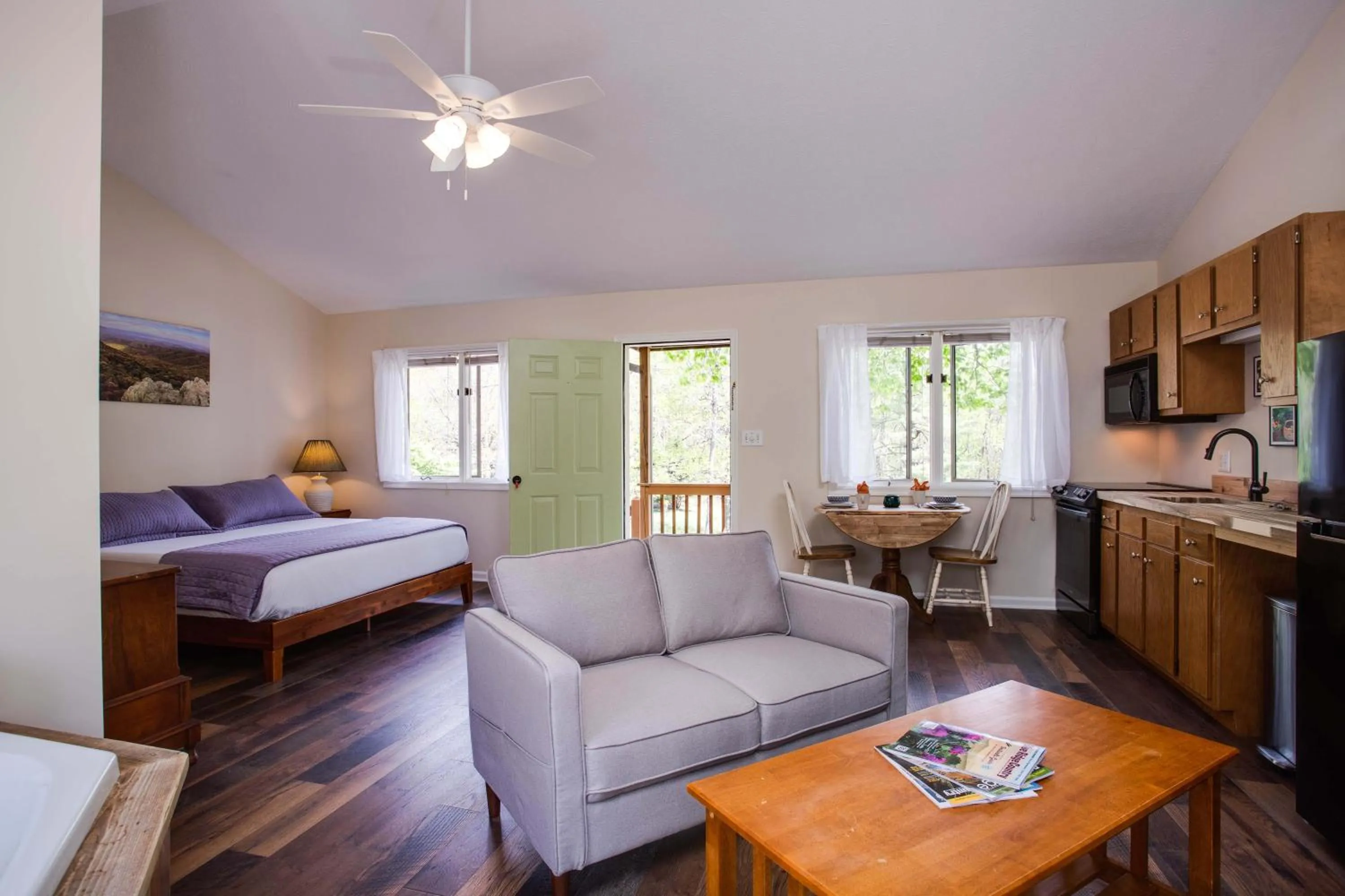 Living room, Bed in Love Ridge Mountain Lodging