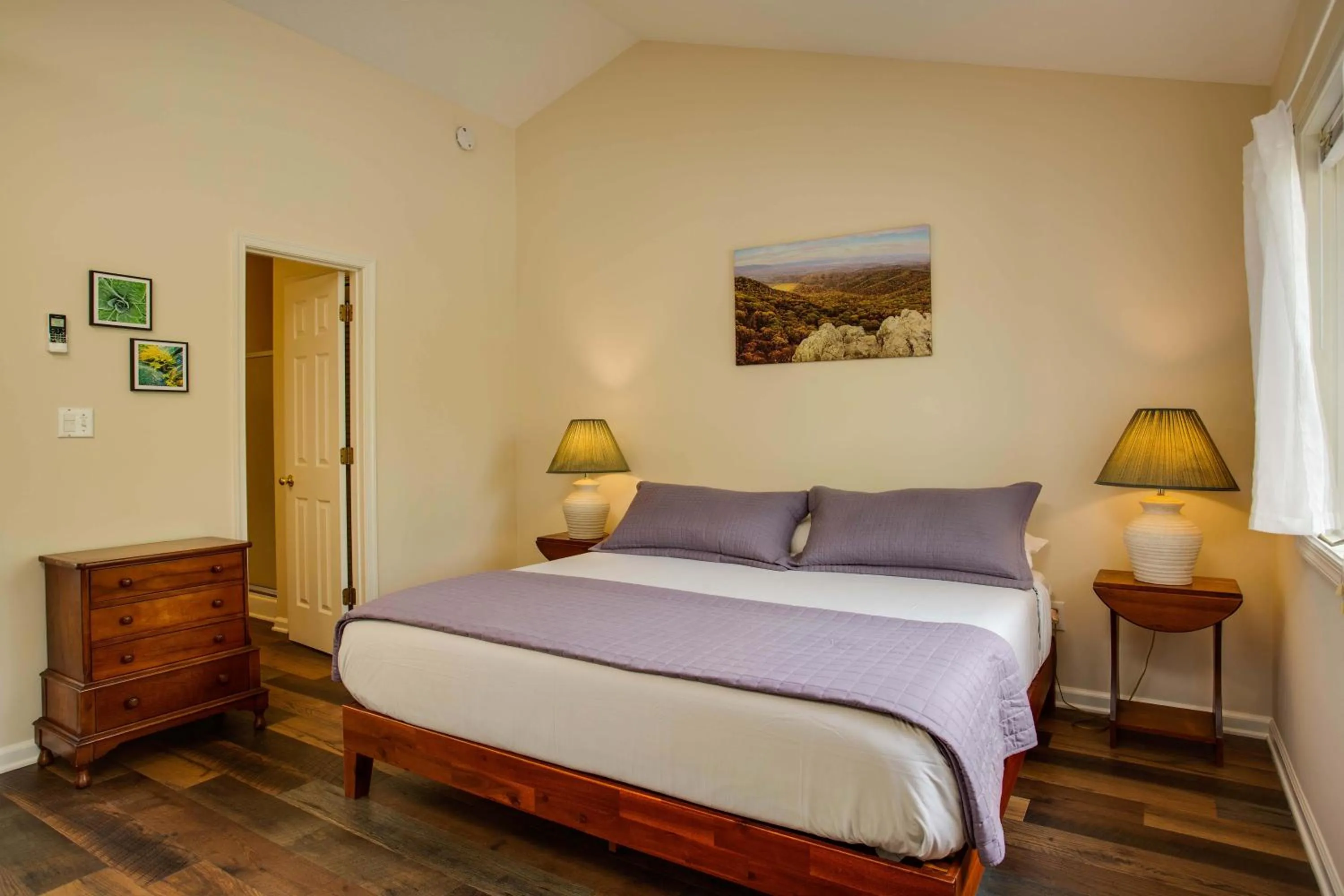 Bed in Love Ridge Mountain Lodging