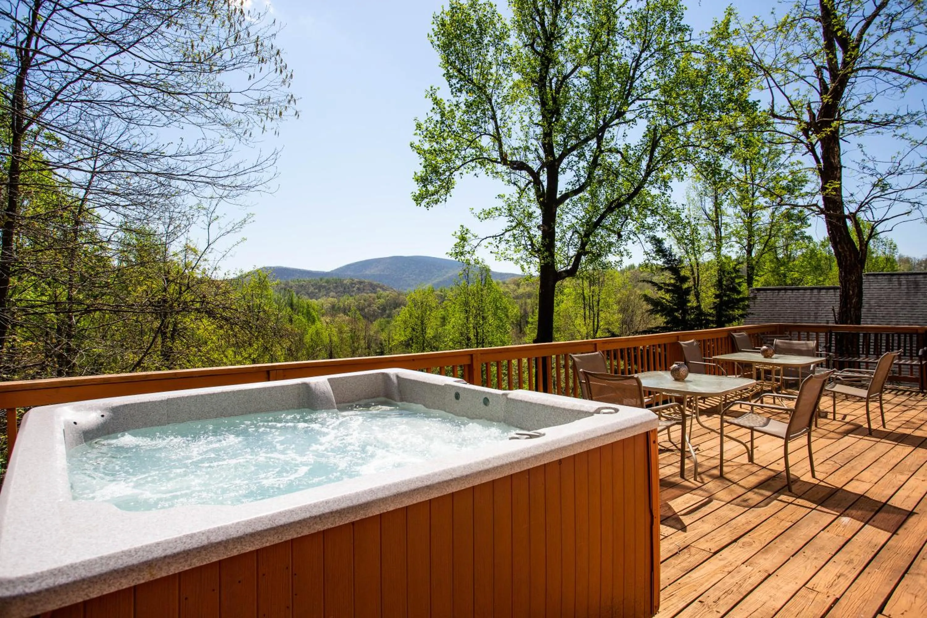 Hot Tub in Love Ridge Mountain Lodging