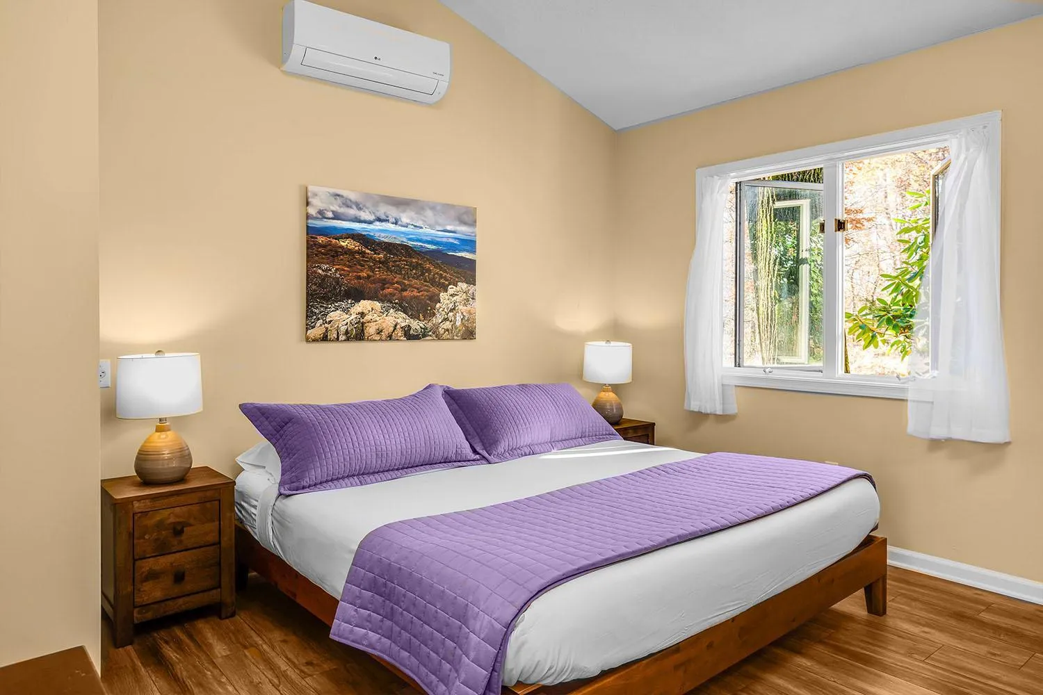 Bed in Love Ridge Mountain Lodging