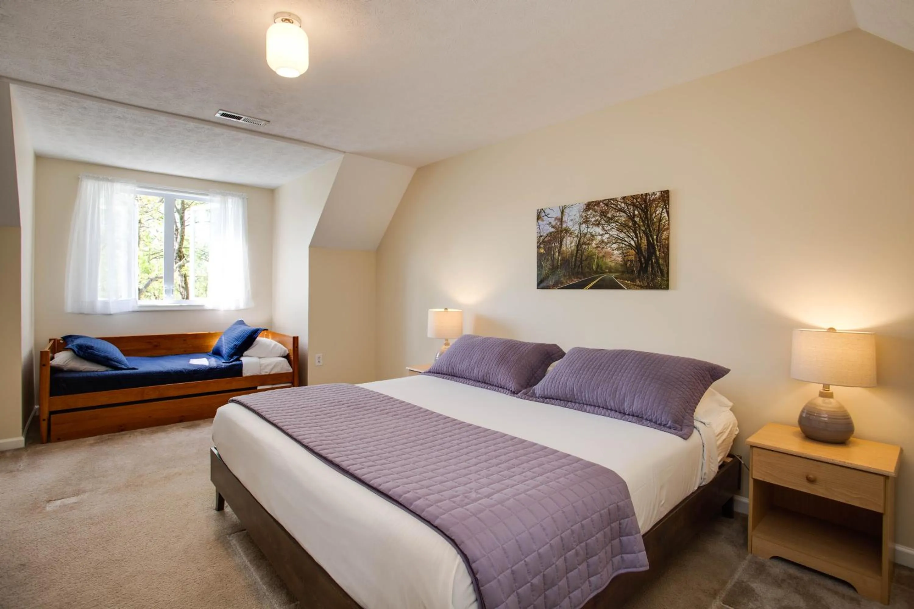 Bed in Love Ridge Mountain Lodging