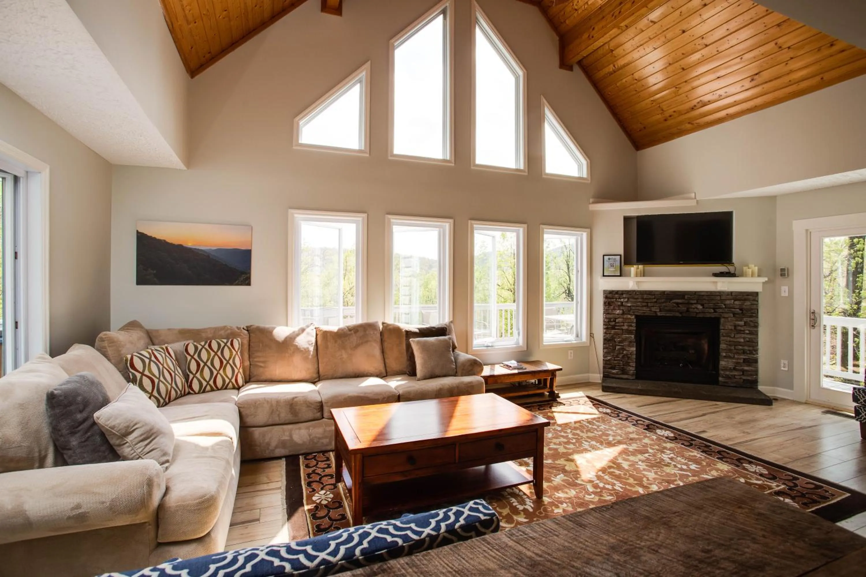 TV and multimedia in Love Ridge Mountain Lodging