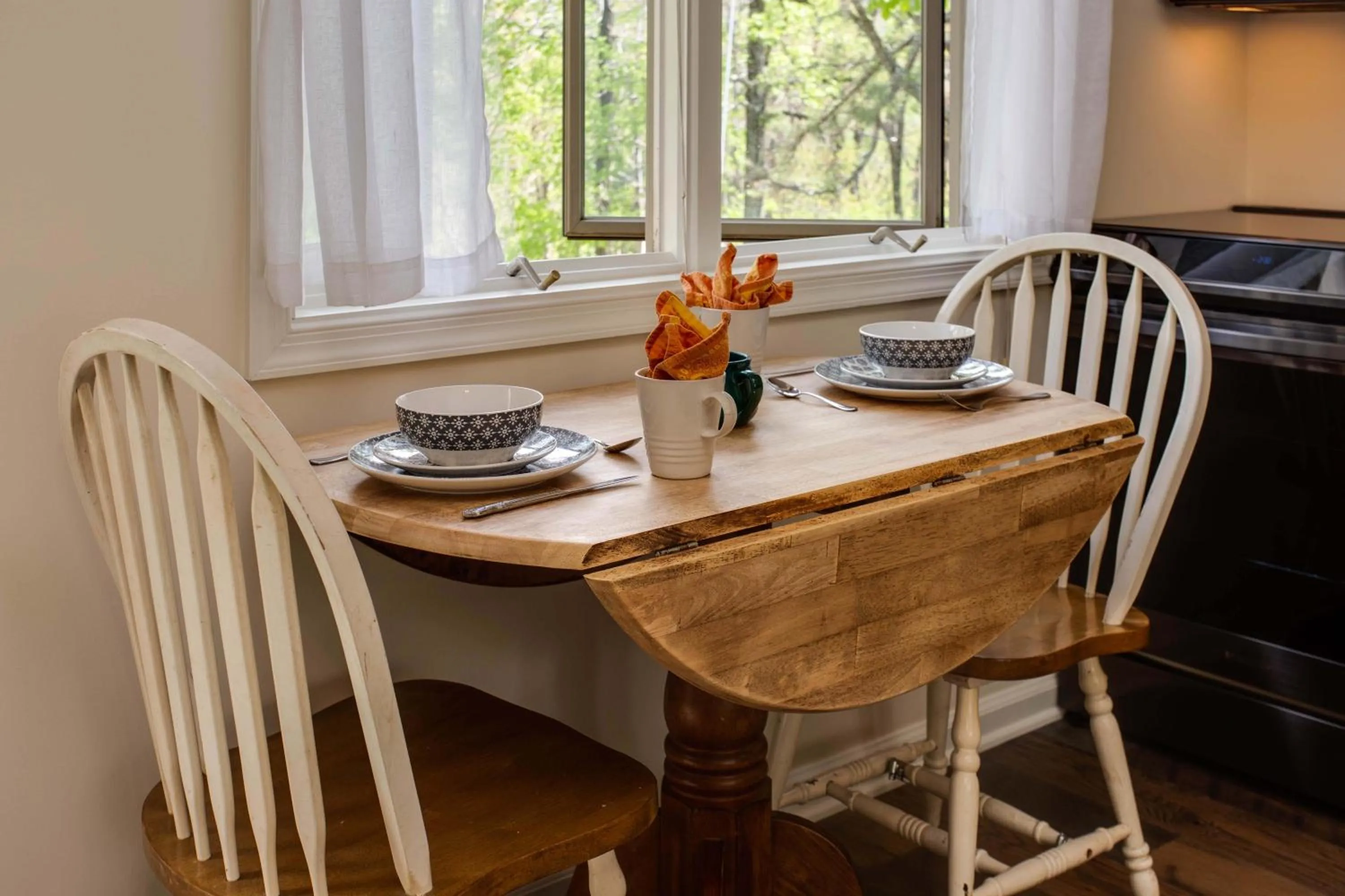 Dining area in Love Ridge Mountain Lodging