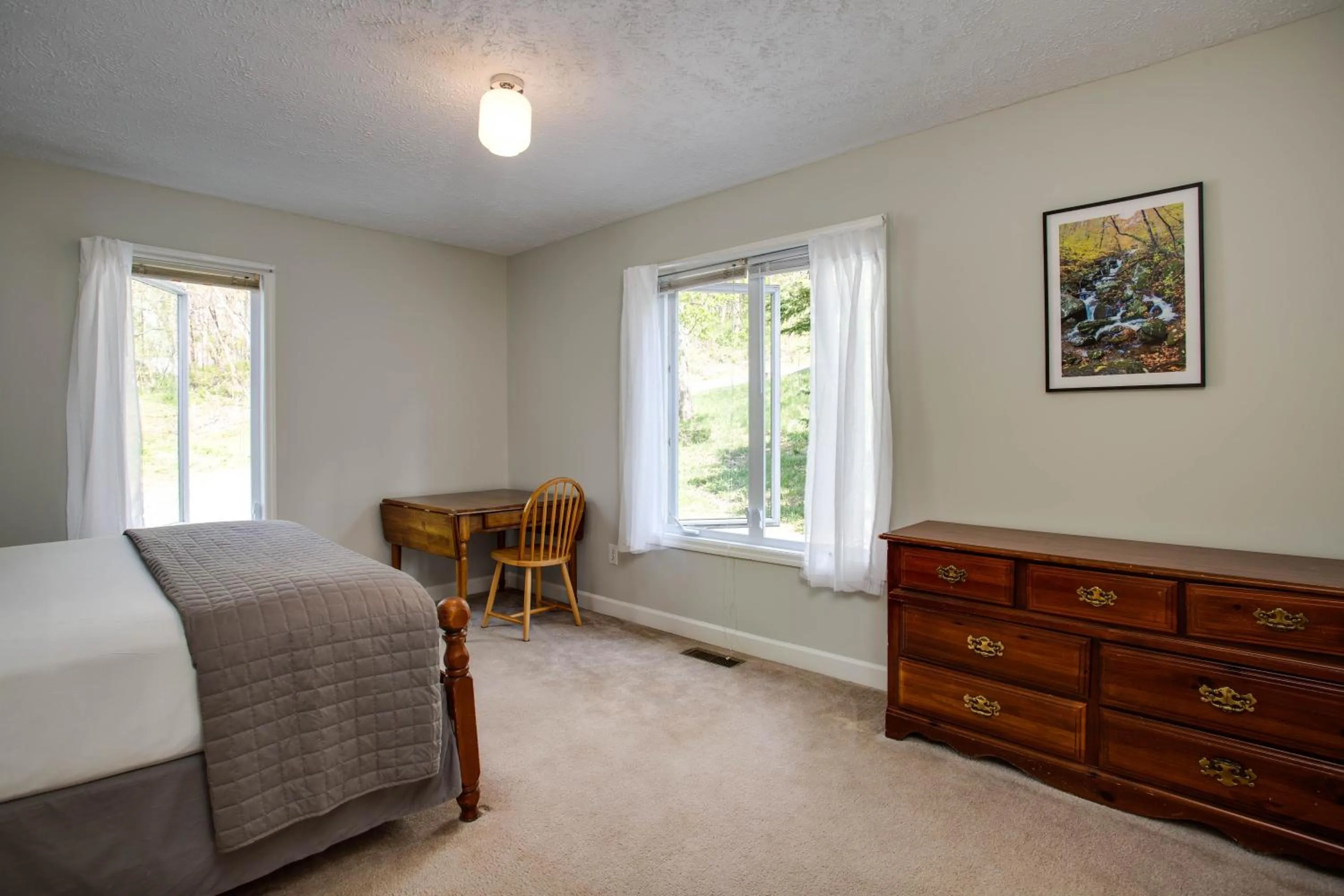 Bed in Love Ridge Mountain Lodging