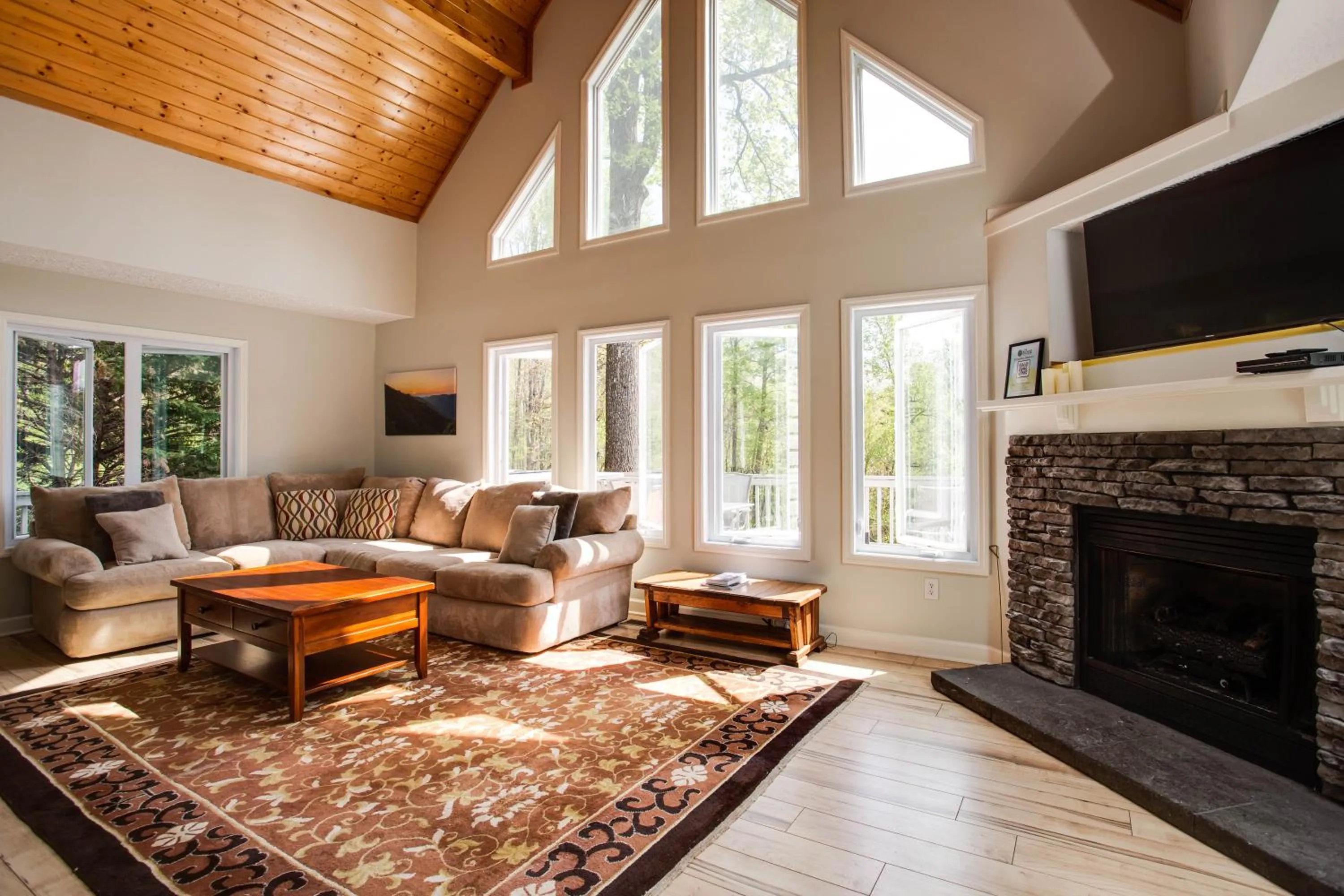 Seating area in Love Ridge Mountain Lodging