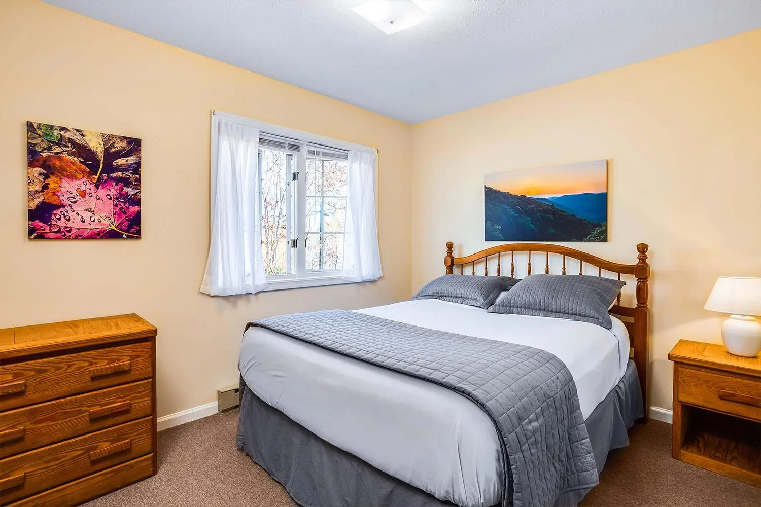 Bed in Love Ridge Mountain Lodging