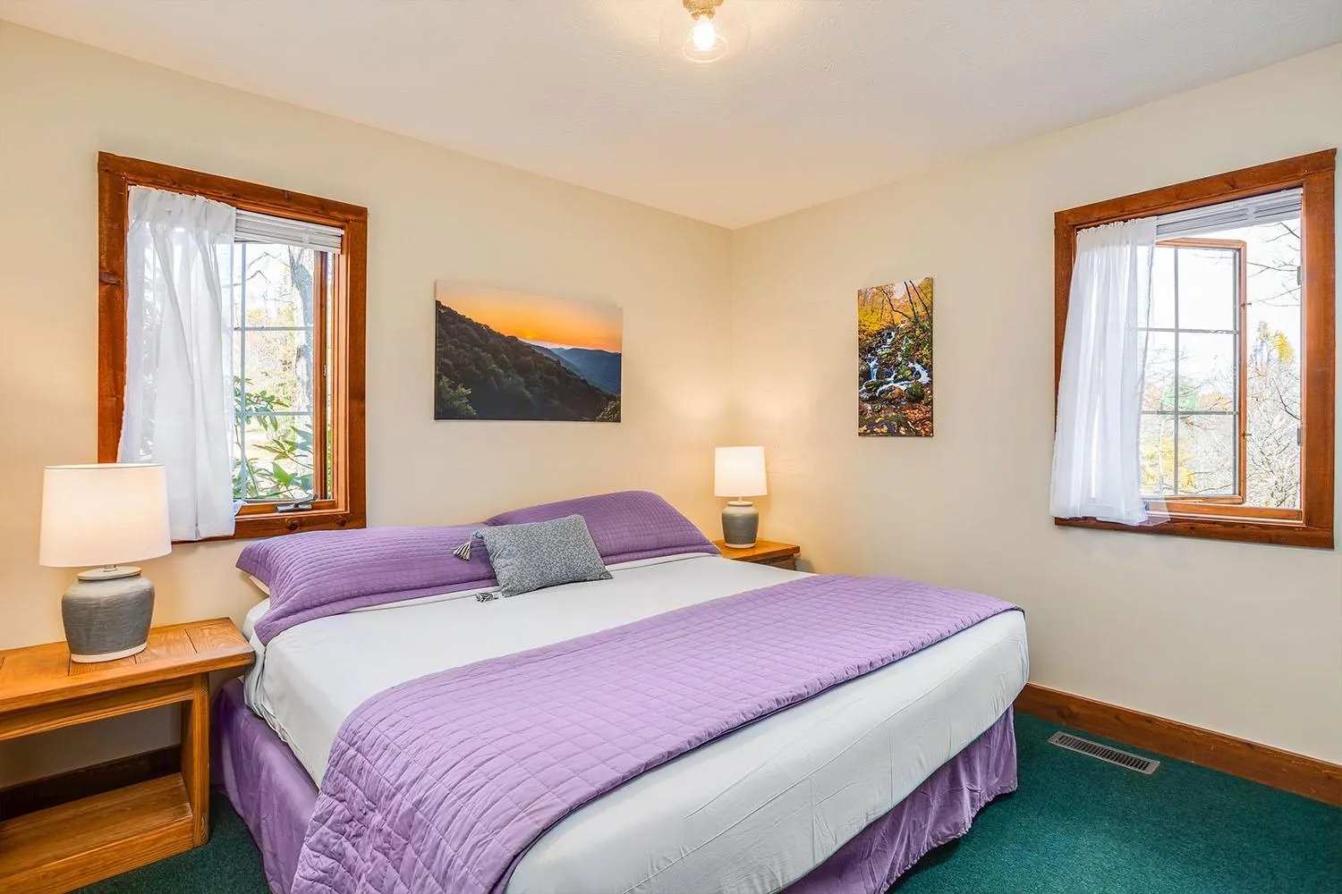 Bed in Love Ridge Mountain Lodging