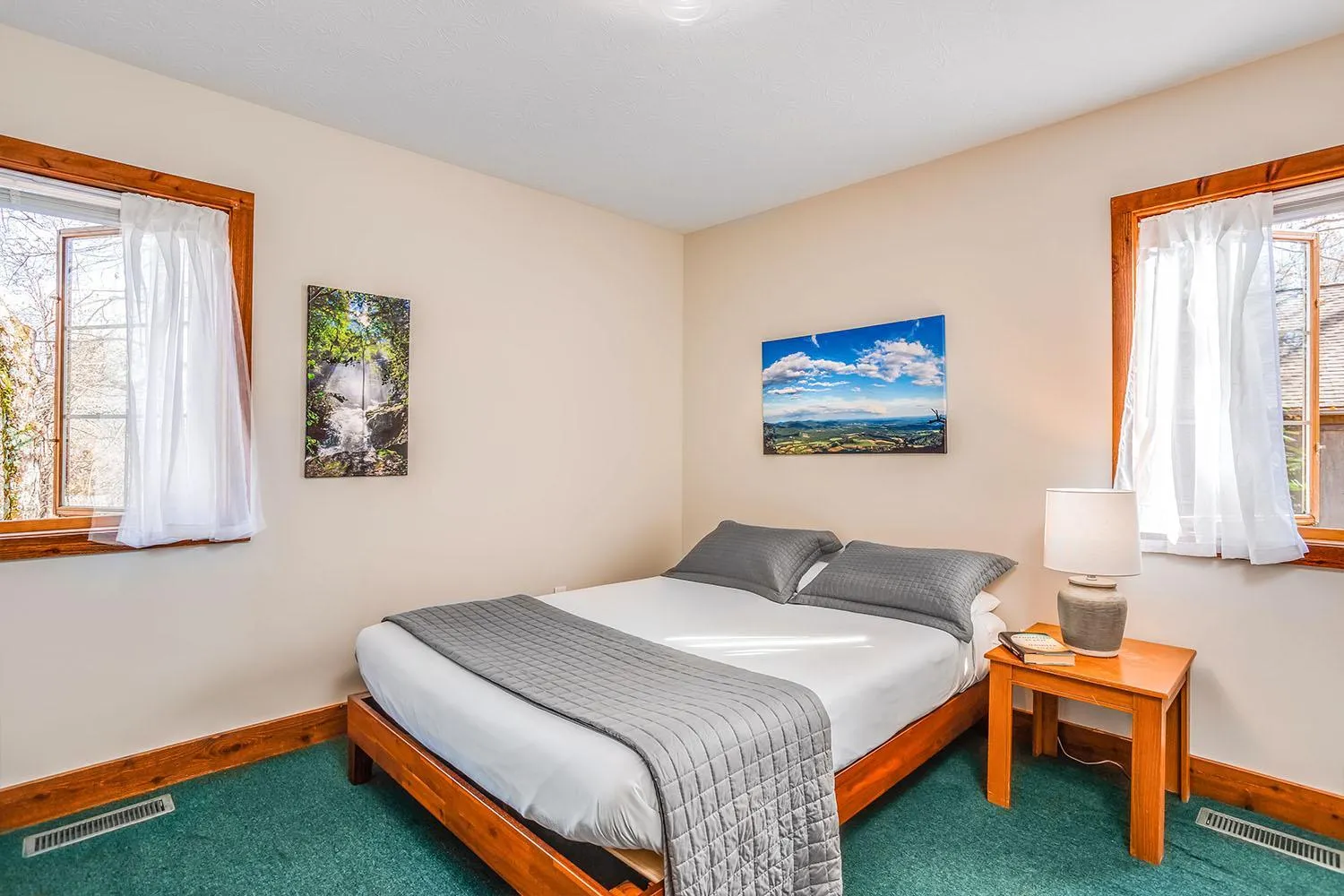 Bed in Love Ridge Mountain Lodging