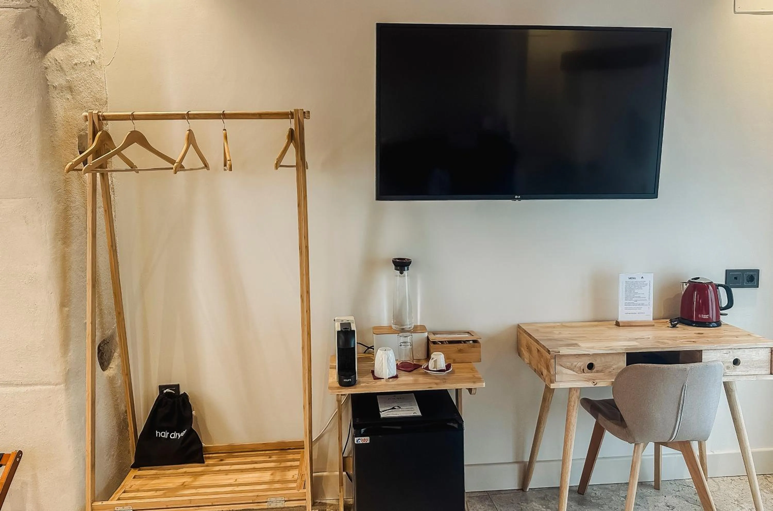 TV and multimedia in Hotel Boutique Poeta Jorge Manrique