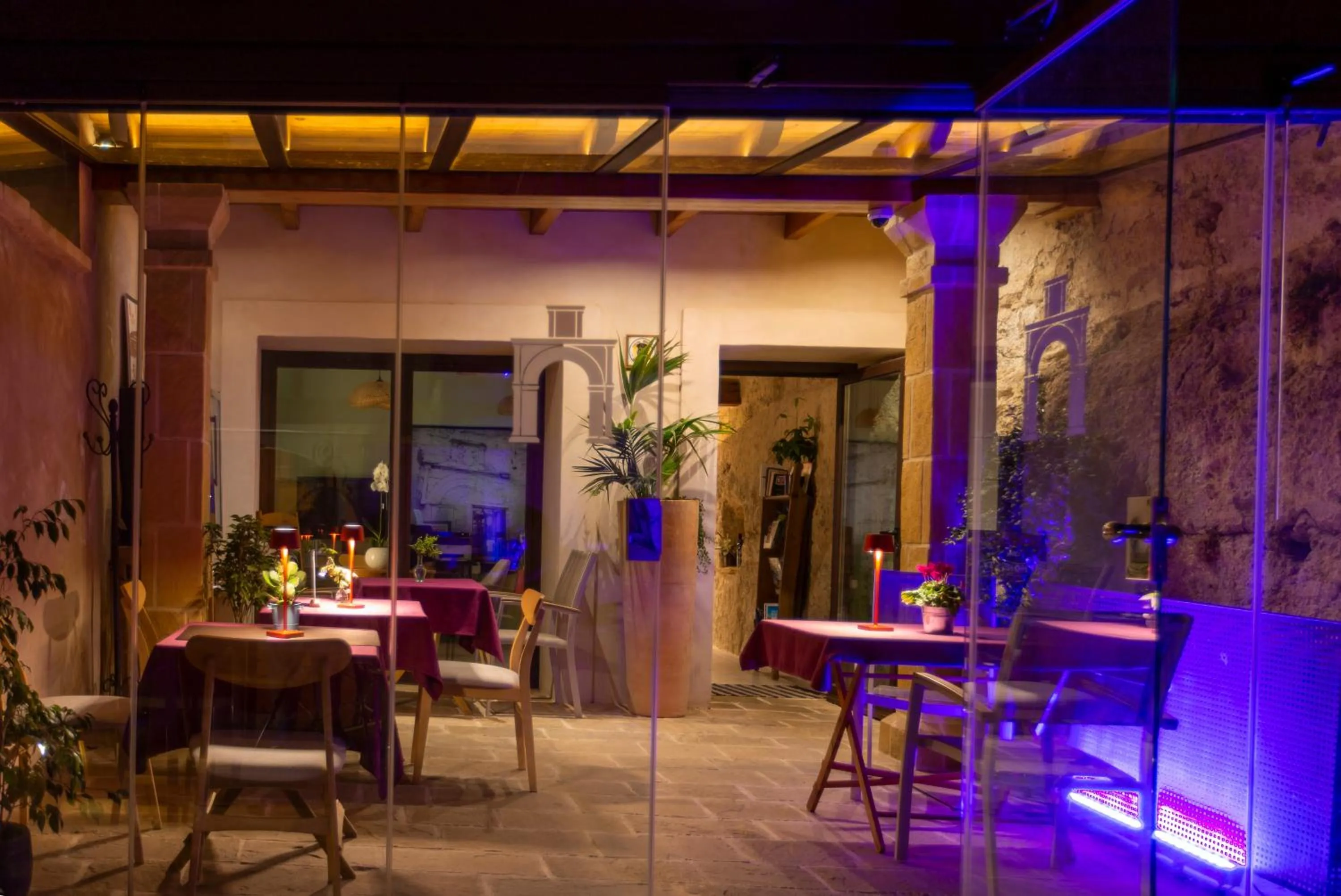 Patio in Hotel Poeta Jorge Manrique