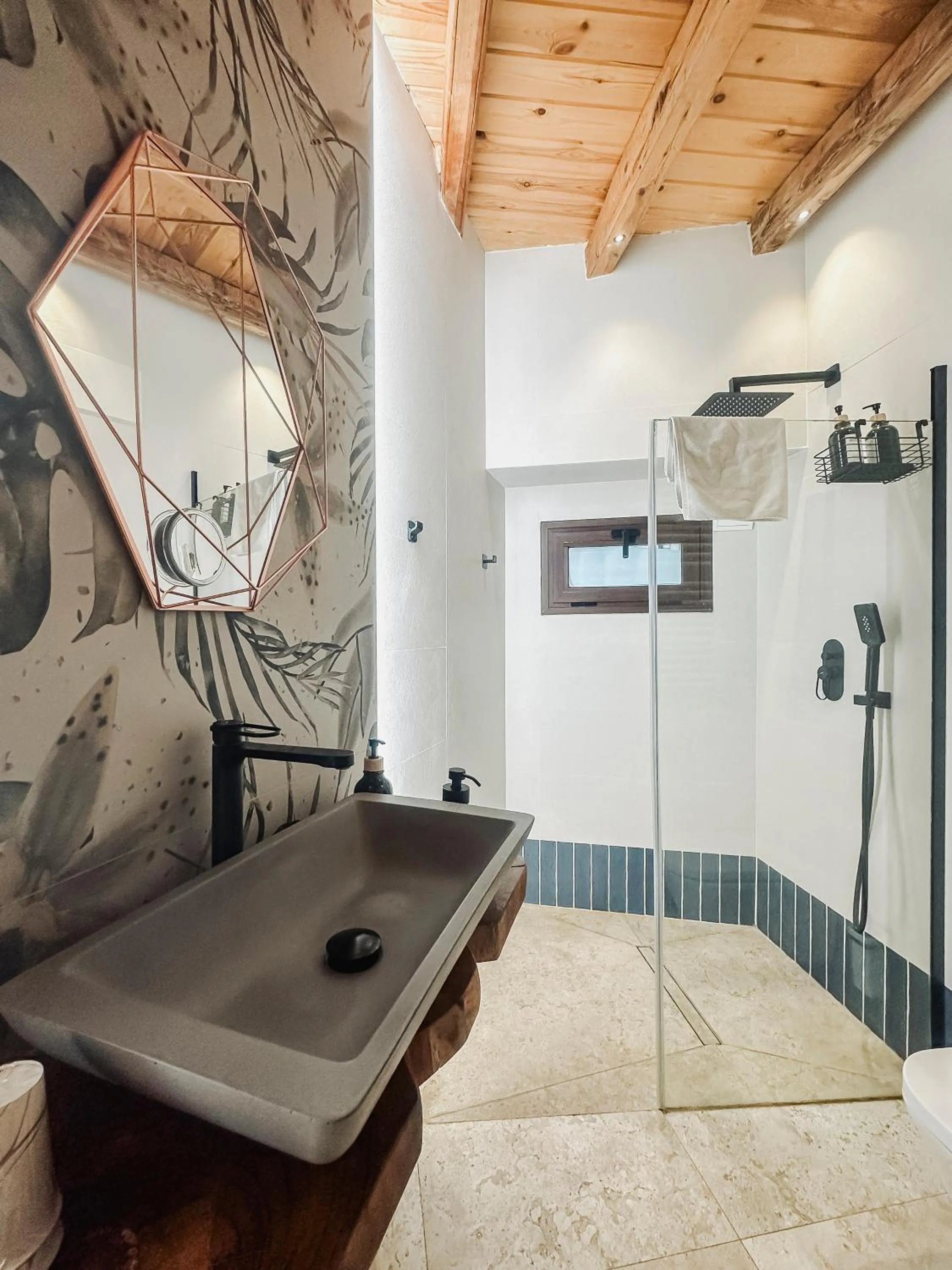 Shower in Hotel Boutique Poeta Jorge Manrique