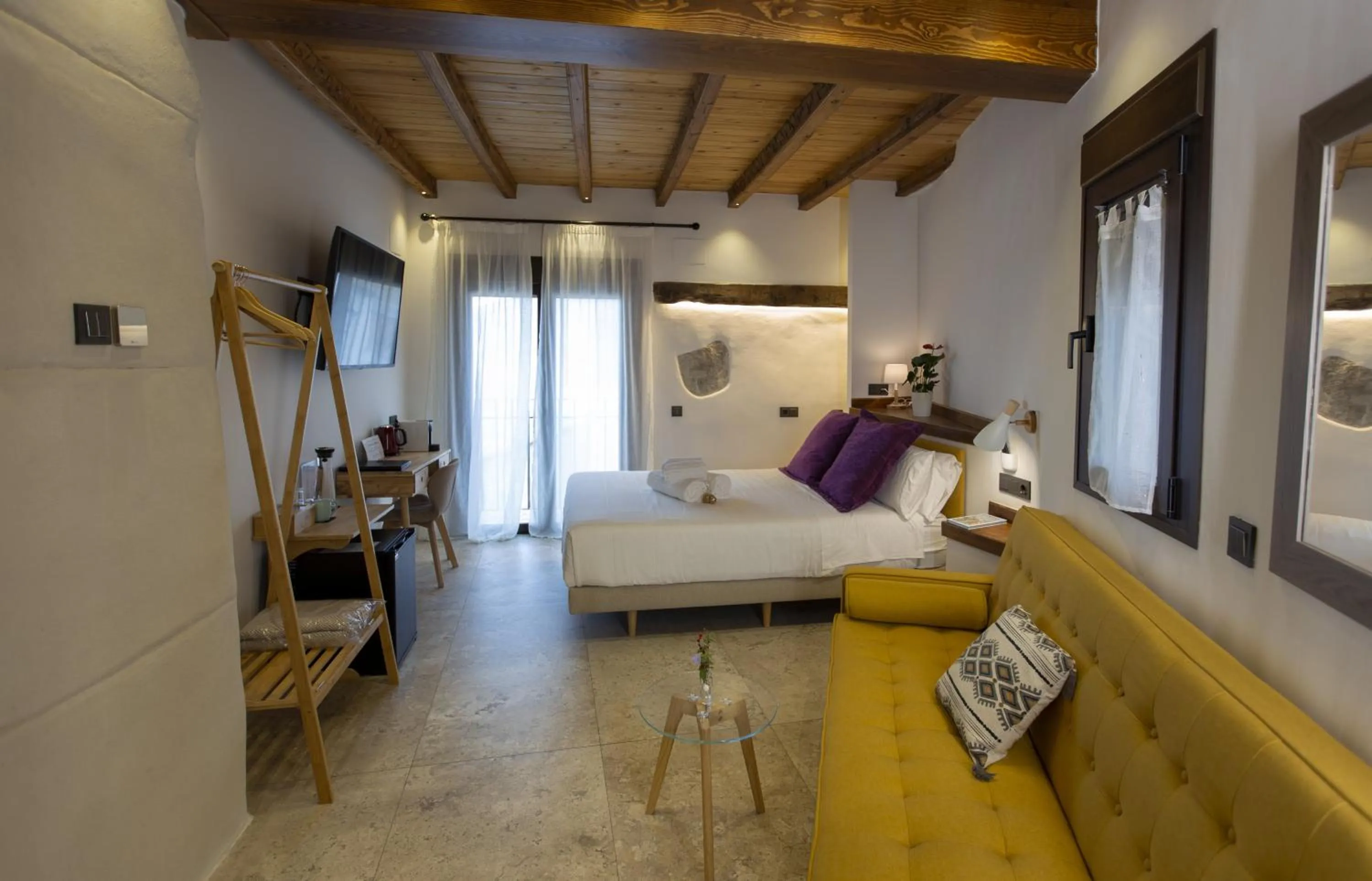 Photo of the whole room, Bed in Hotel Poeta Jorge Manrique