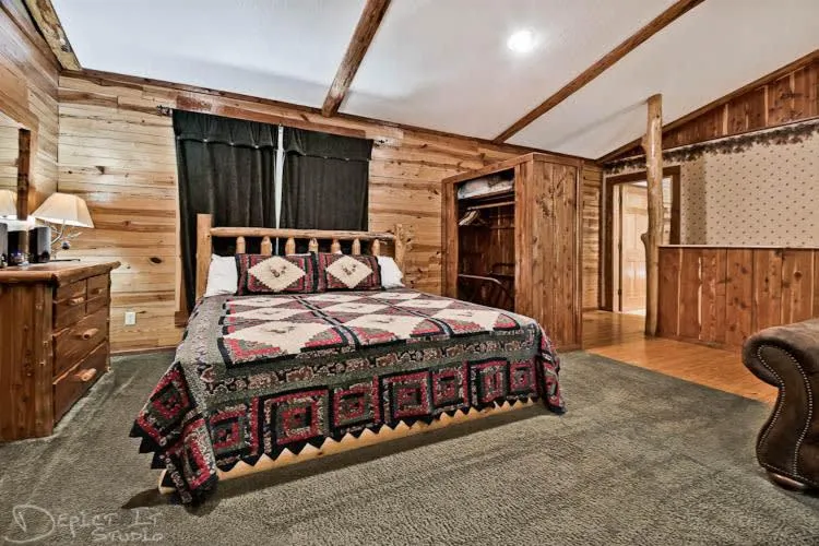 Bed in Secluded 2 story cabin Pool WiFi smart TVs