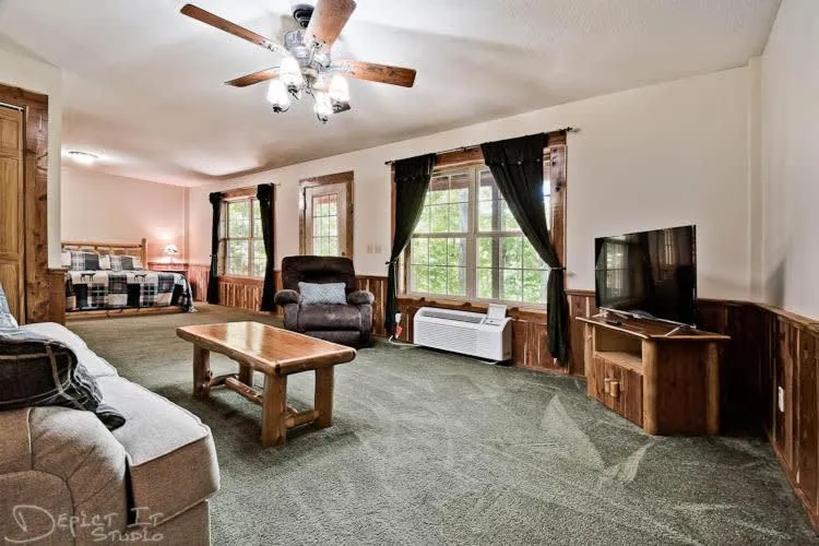 Secluded 2 story cabin Pool WiFi smart TVs