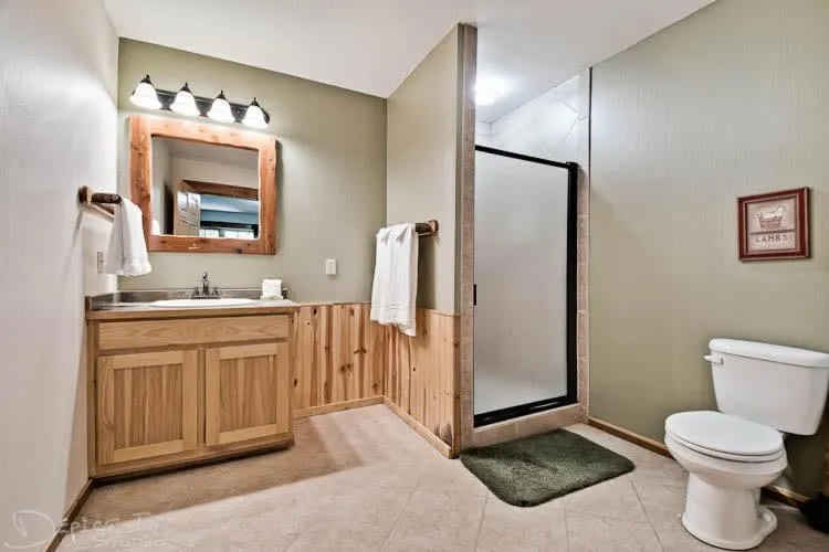 Secluded 2 story cabin Pool WiFi smart TVs