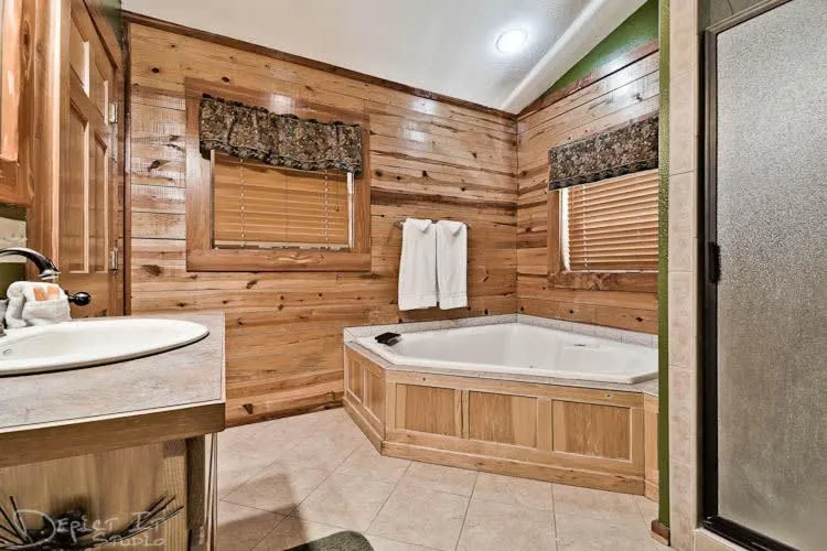 Secluded 2 story cabin Pool WiFi smart TVs