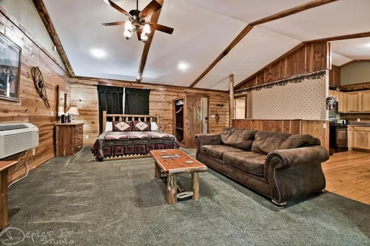 Secluded 2 story cabin Pool WiFi smart TVs