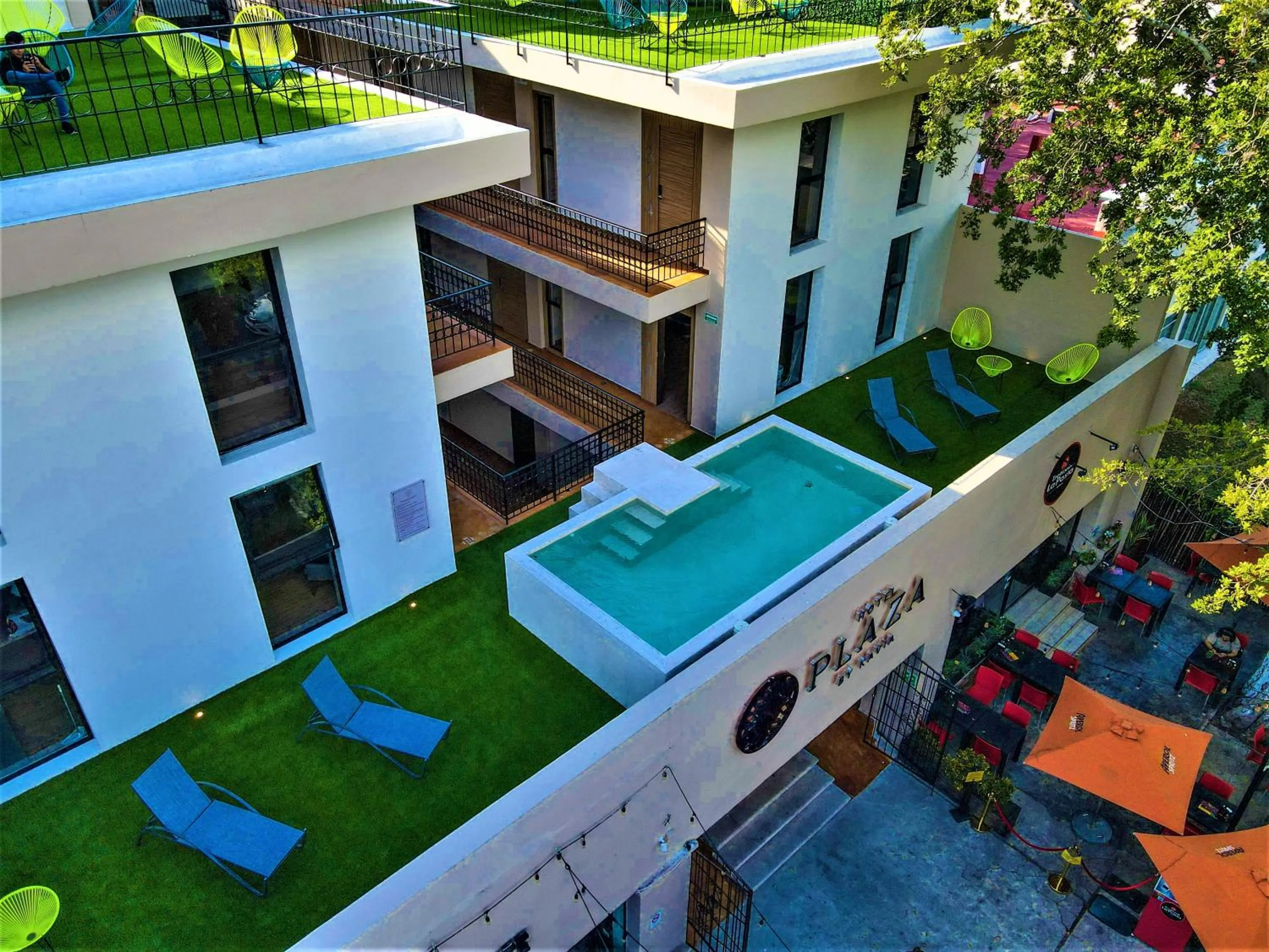 Swimming pool in Hotel Plaza by Kavia