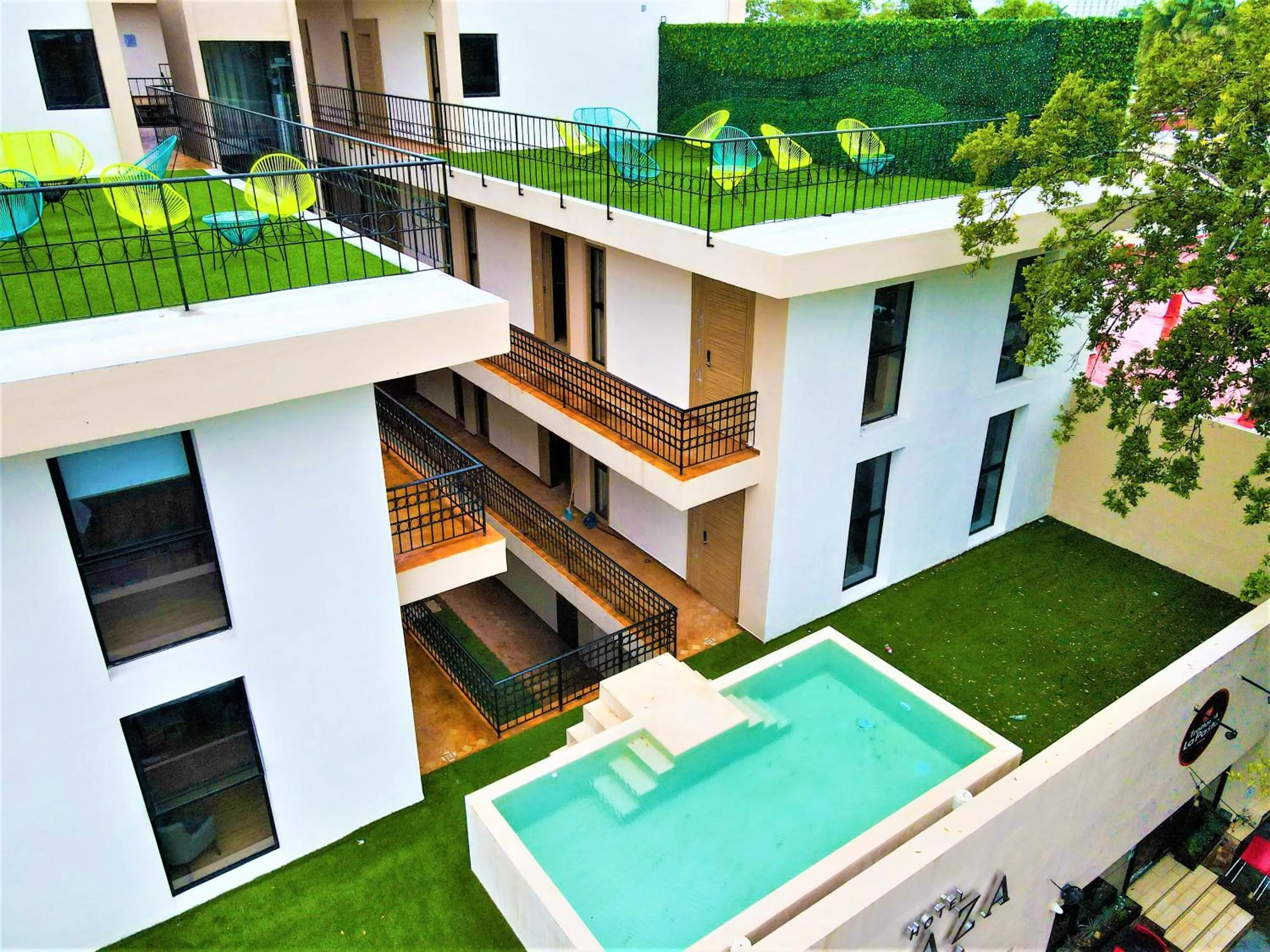 Pool view in Hotel Plaza by Kavia