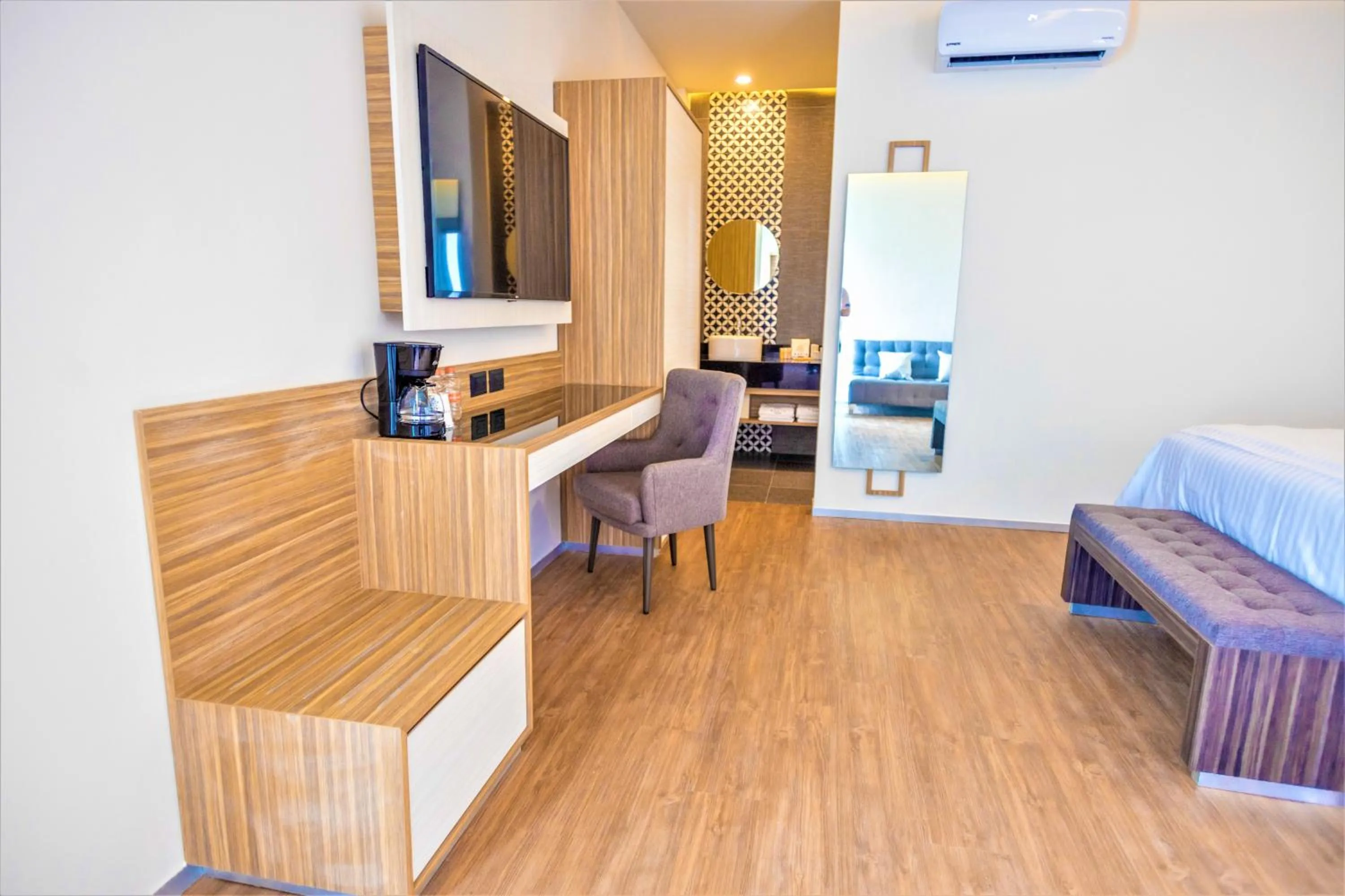 Photo of the whole room in Hotel Plaza by Kavia